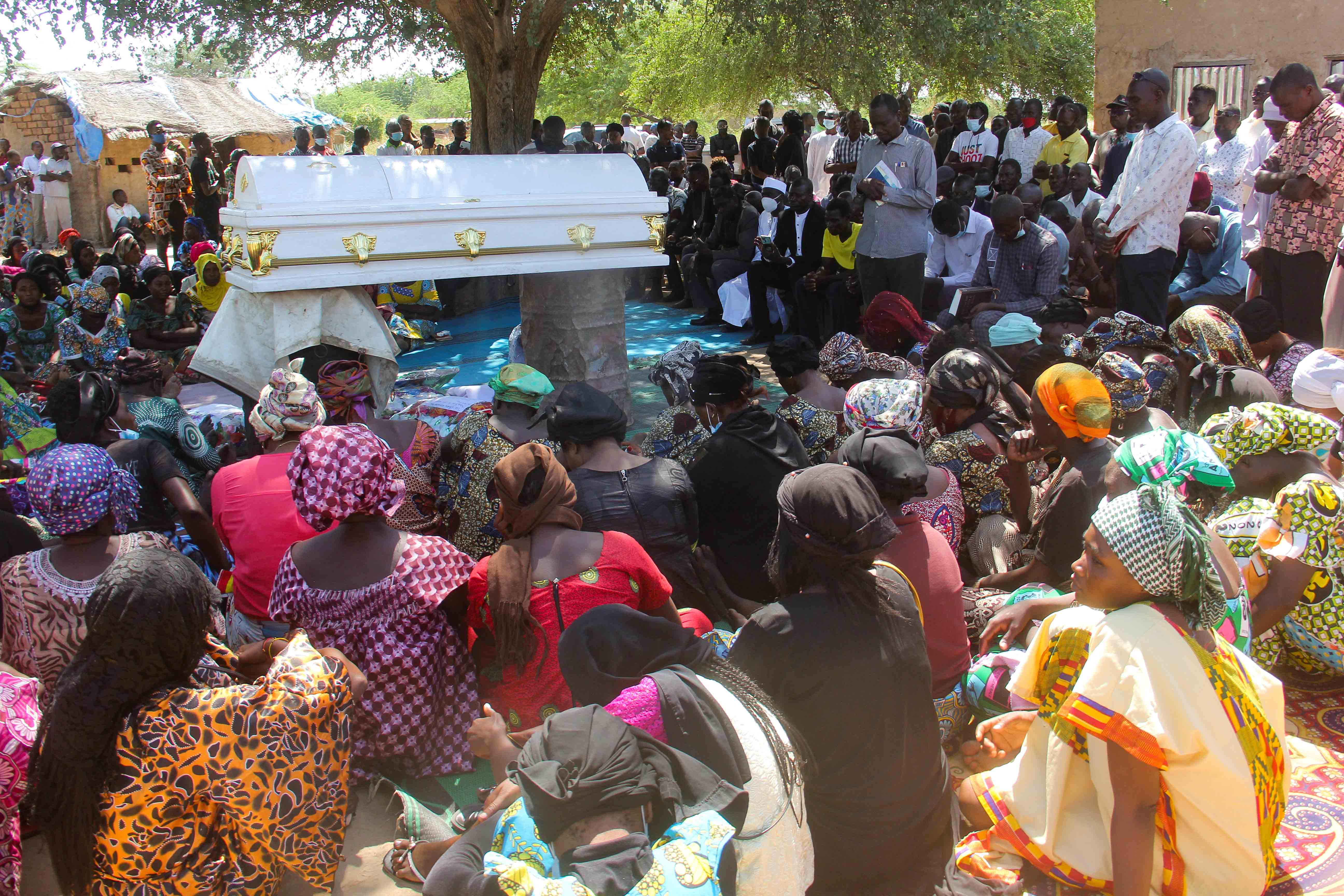 Des membres de la famille du journaliste tchadien Oredje Narcisse, tué lors d'une manifestation en faveur de la démocratie le 20 octobre 2022, se rassemblaient avec des amis du journaliste lors de la cérémonie d'enterrement à N'Djamena, au Tchad, le 28 octobre. 