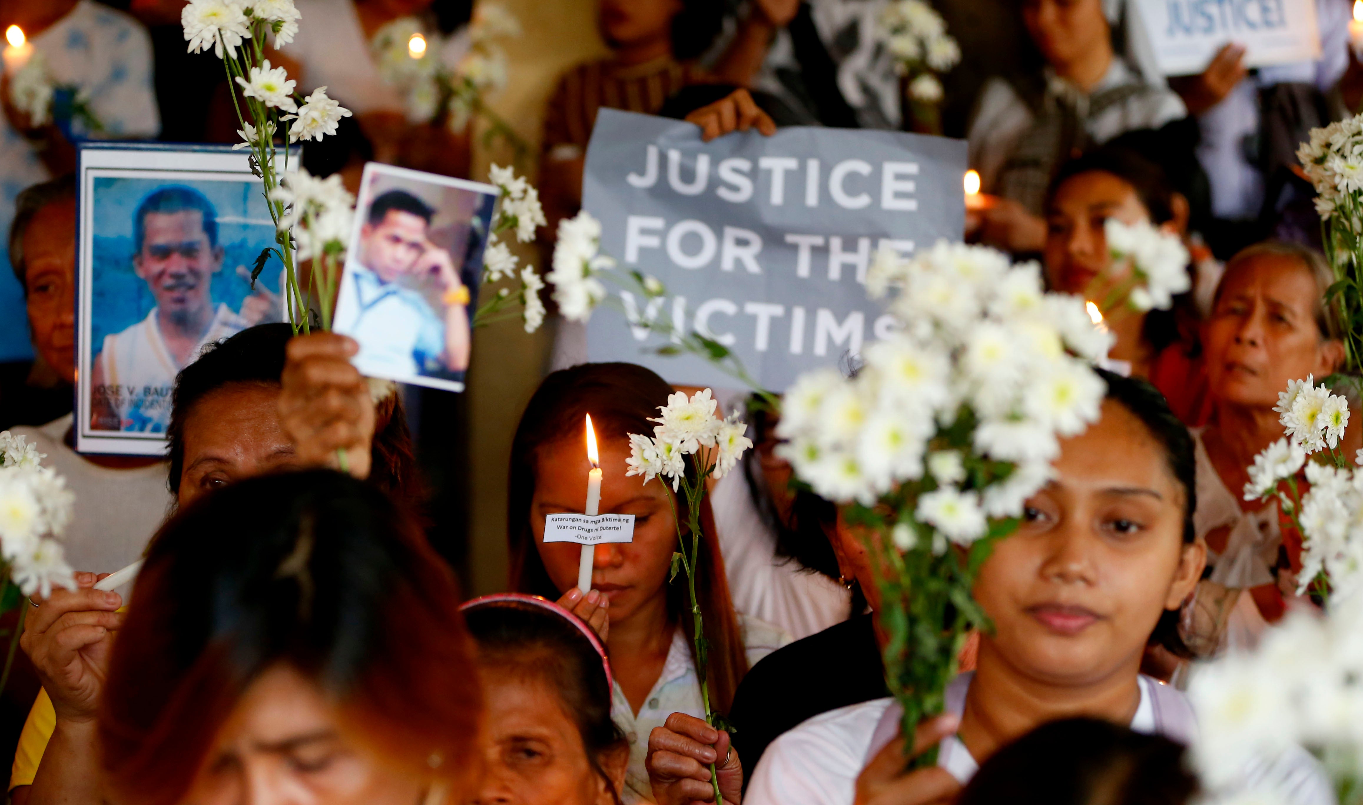 Des proches de victimes de la « guerre contre la drogue » menée par Rodrigo Duterte, qui était alors président des Philippines, lors d’une cérémonie commémorative tenue dans une église à Manille, le 17 mars 2019. 