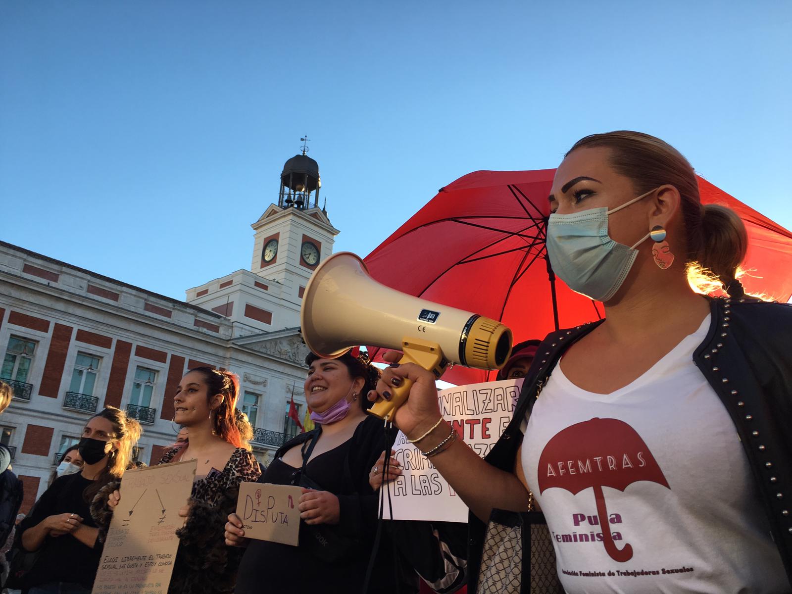Trabajadoras sexuales protestan en la Puerta del Sol, Madrid, contra el proyecto de criminalización del trabajo sexual. 