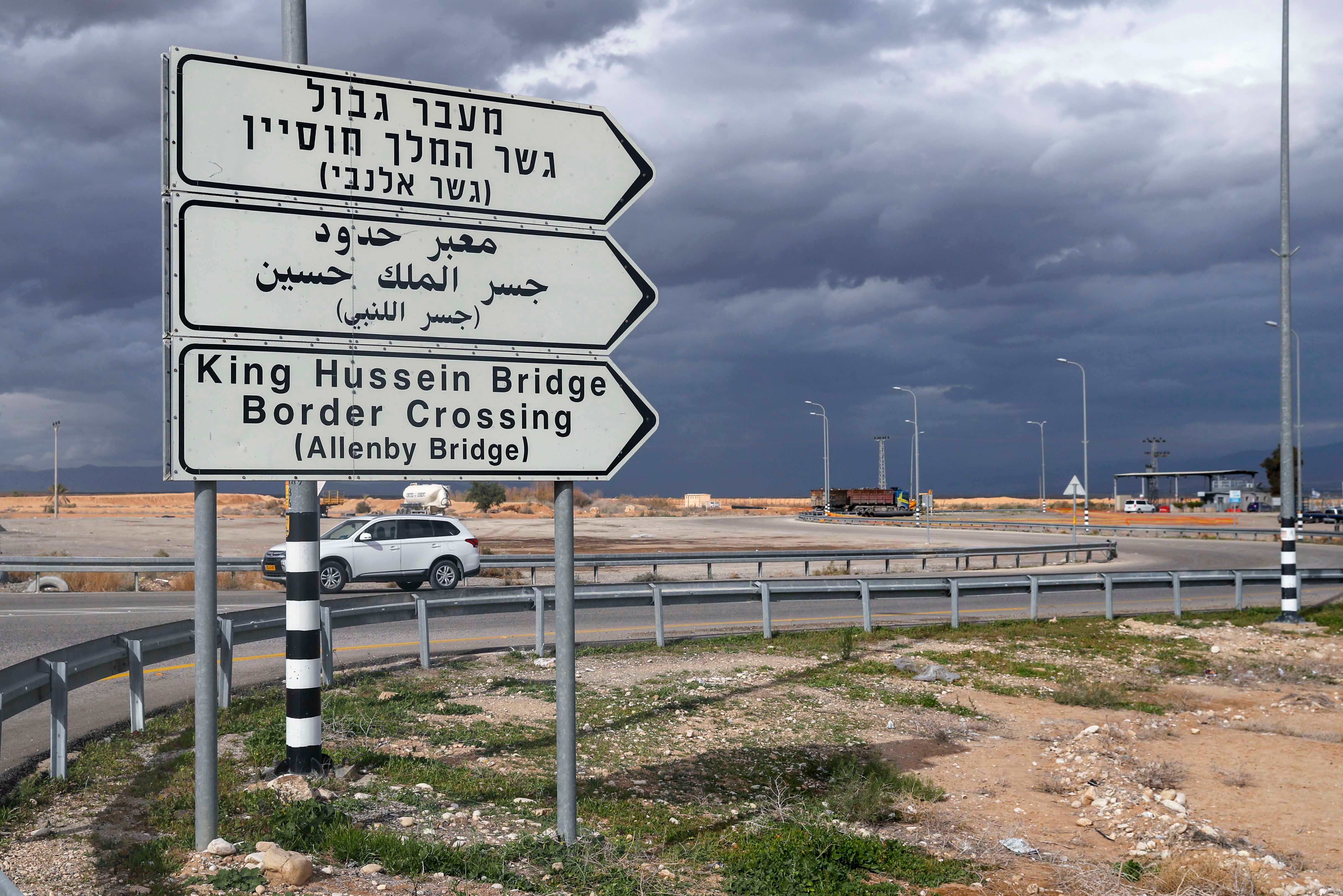 لافتة طريق تشير إلى معبر جسر اللنبي/الملك حسين باتجاه الأردن، مدينة أريحا في الضفة الغربية التي تحتلها إسرائيل. 