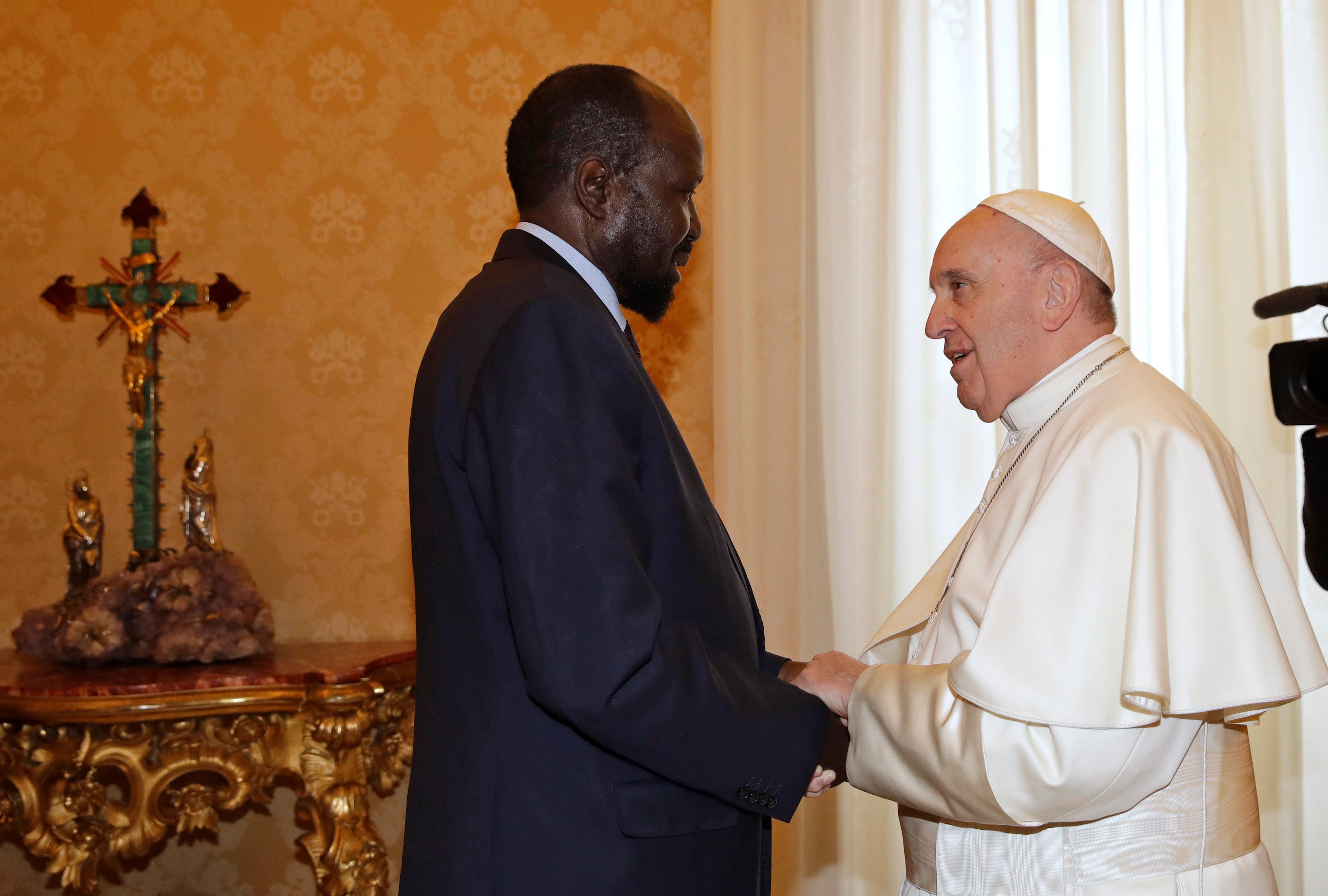 Le président sud-soudanais Salva Kiir tenait les mains du pape François lors d'une audience privée au Vatican, le 16 mars 2019.