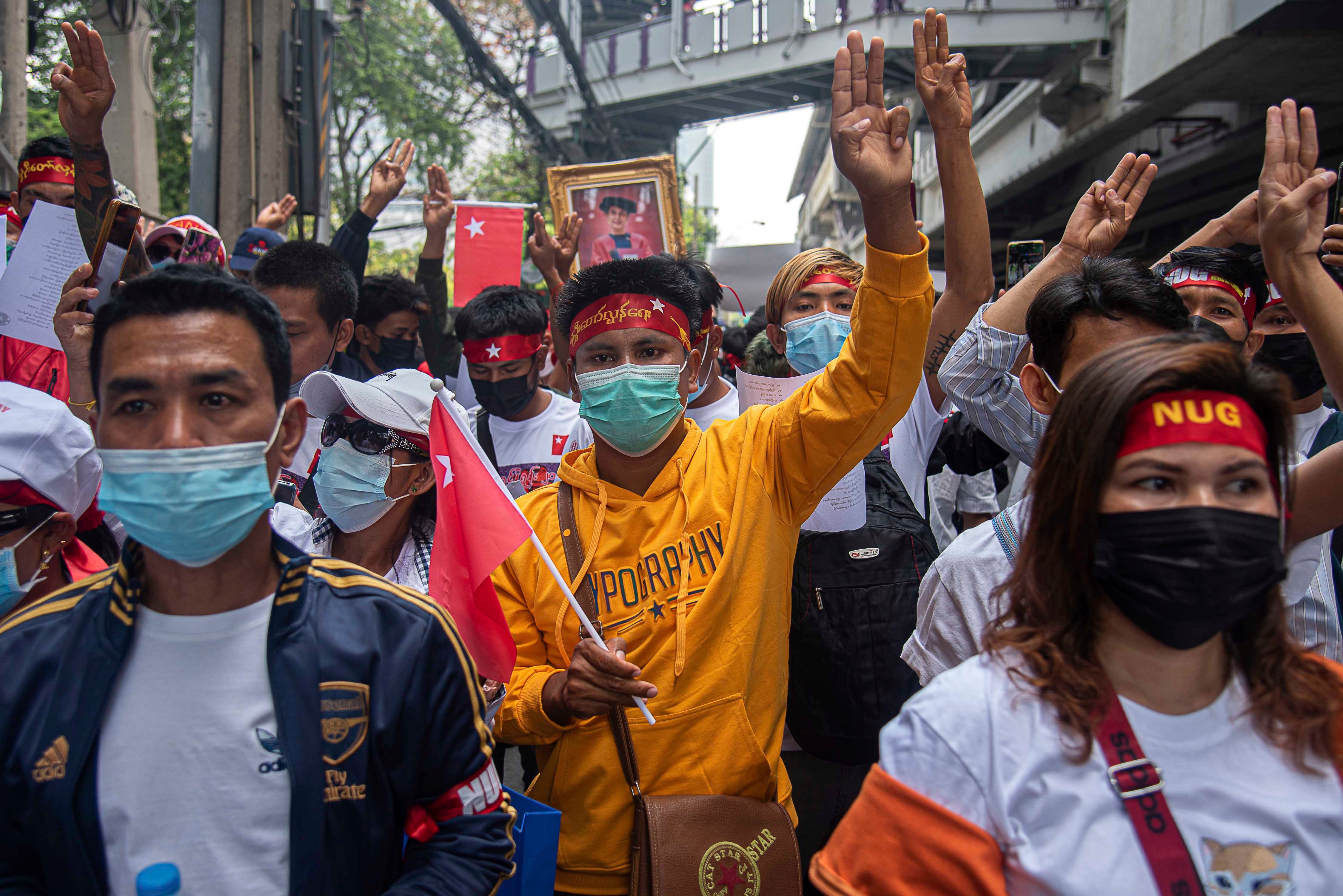 Des manifestants faisaient le salut à trois doigts lors d'un rassemblement devant l'ambassade du Myanmar à Bangkok, en Thaïlande, le 1er février 2023, à l’occasion du deuxième anniversaire du coup d’État militaire perpétré au Myanmar le 1er février 2021.