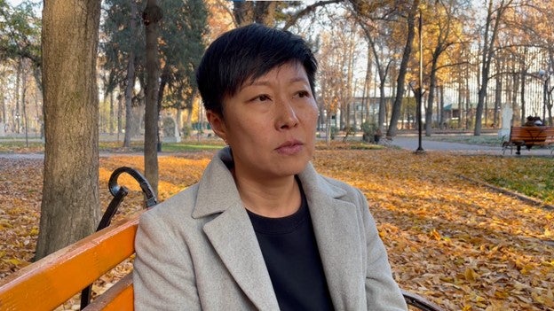 Liliya Ten, aktivis hak asasi LBQ+, berbicara dengan Human Rights Watch di Kirgistan. 