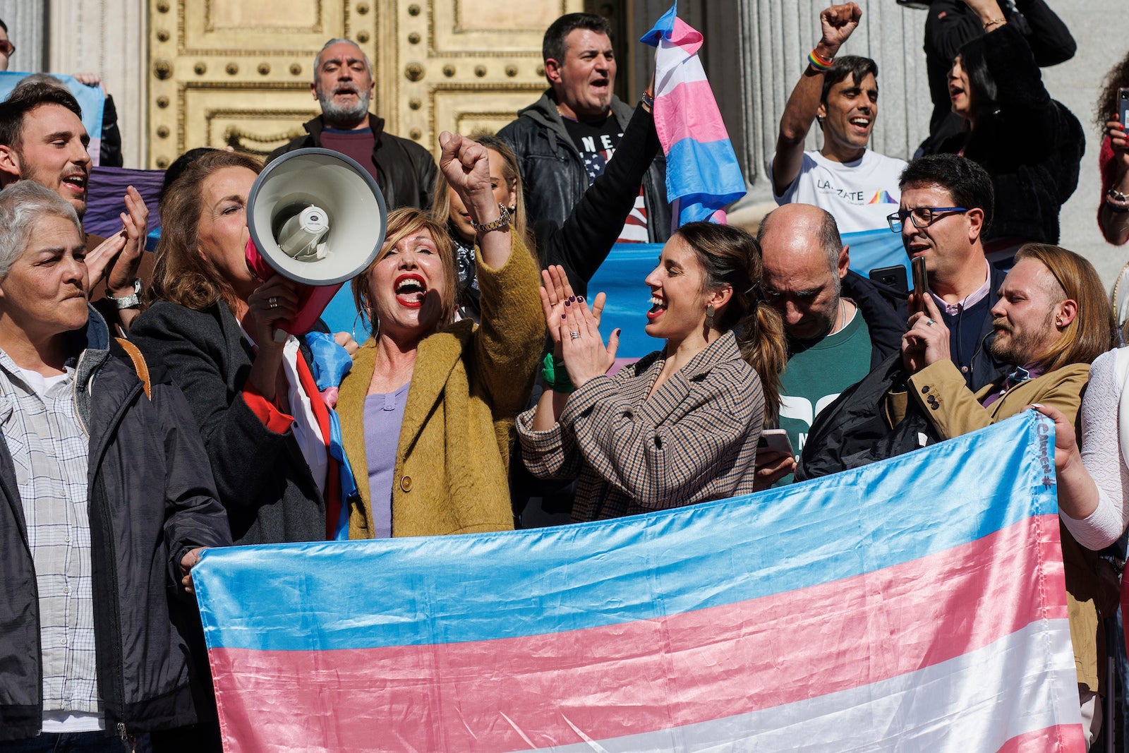 La ministra de Igualdad de España, Irene Montero, y activistas LGBTI celebran la aprobación de la “ley trans” ante el Congreso de los Diputados.