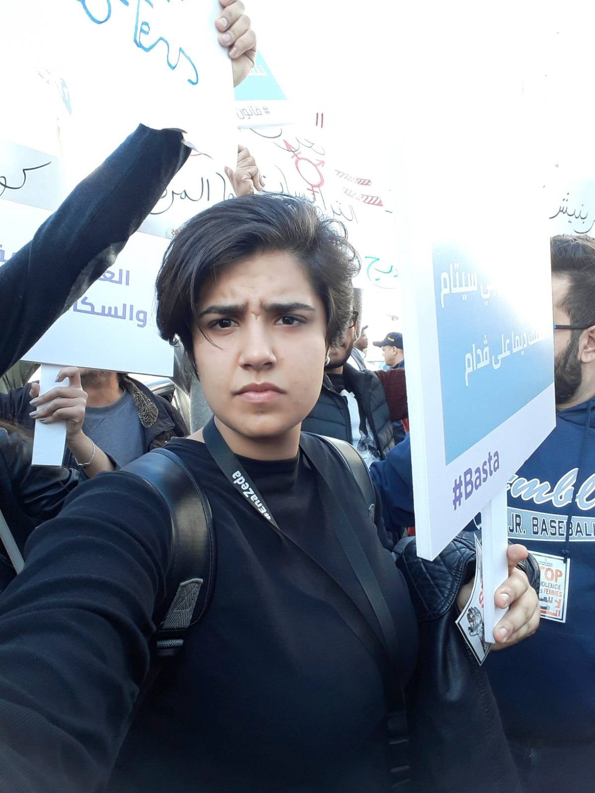 Para pengunjuk rasa menuntut diakhirinya kekerasan dan pelecehan seksual pada demonstrasi #MeToo di Tunisia. 
