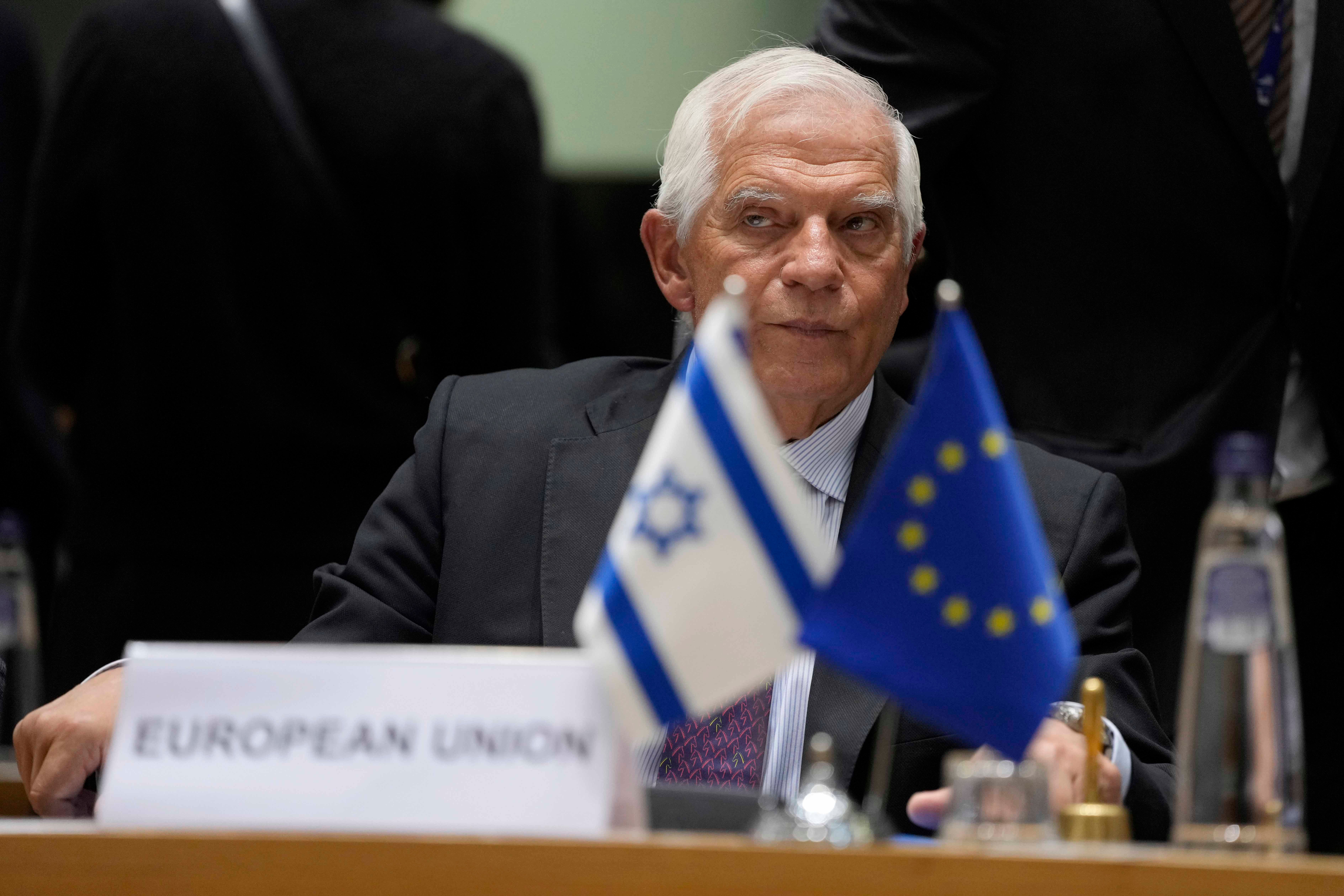 ז'וזפ בורל, האחראי על מדיניות החוץ באיחוד האירופי, ממתין לתחילתה של פגישה של מועצת ההתאגדות האיחוד האירופי-ישראל בבריסל, בלגיה 