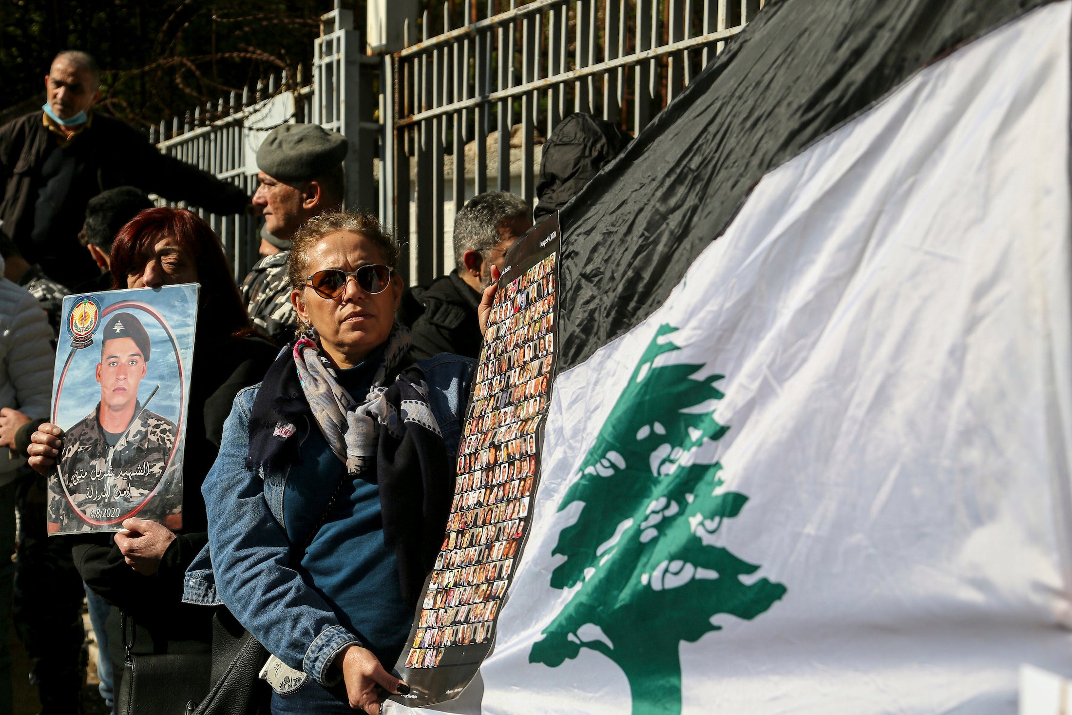 نشطاء لبنانيون وعائلات ضحايا انفجار مرفأ بيروت الذي وقع في 2020 يتجمعون أمام "قصر العدل" للاحتجاج على قرار مدعي عام التمييز اللبناني القاضي بإطلاق سراح مشتبه بهم على صلة بالانفجار، 23 يناير/كانون الثاني 2023. 