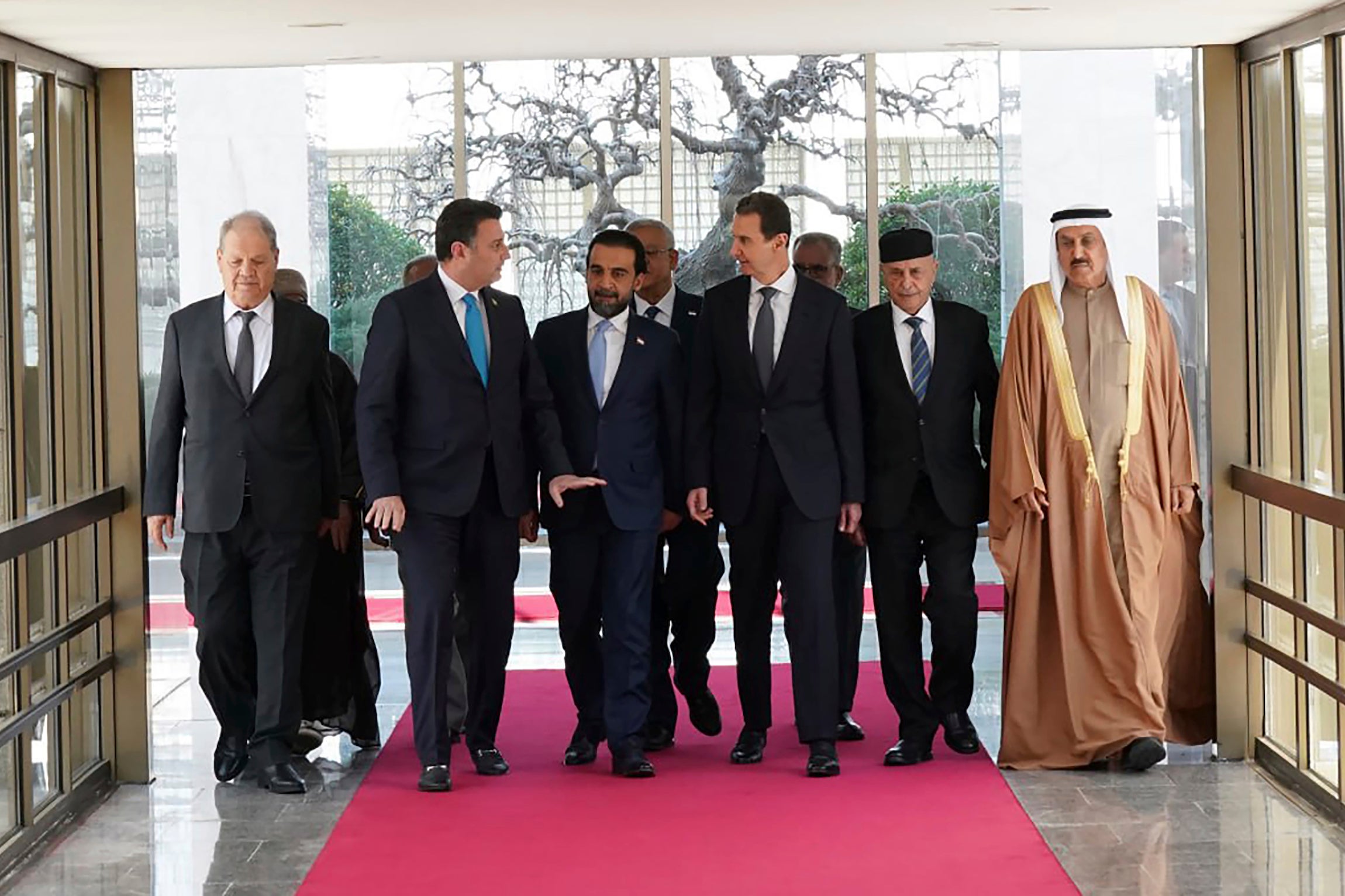 Le président syrien Bachar al-Assad, troisième à droite, rencontre une délégation représentant divers parlements arabes à Damas.