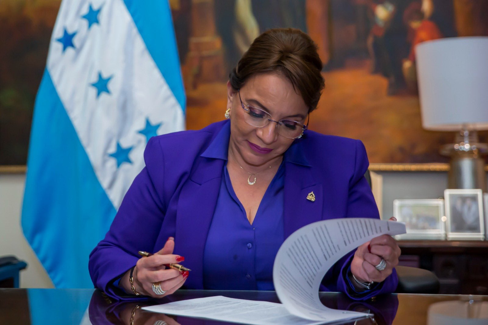 La presidenta hondureña Xiomara Castro firma un documento ejecutivo que permite abrir el acceso a la anticoncepción de emergencia, 8 de marzo de 2023. 