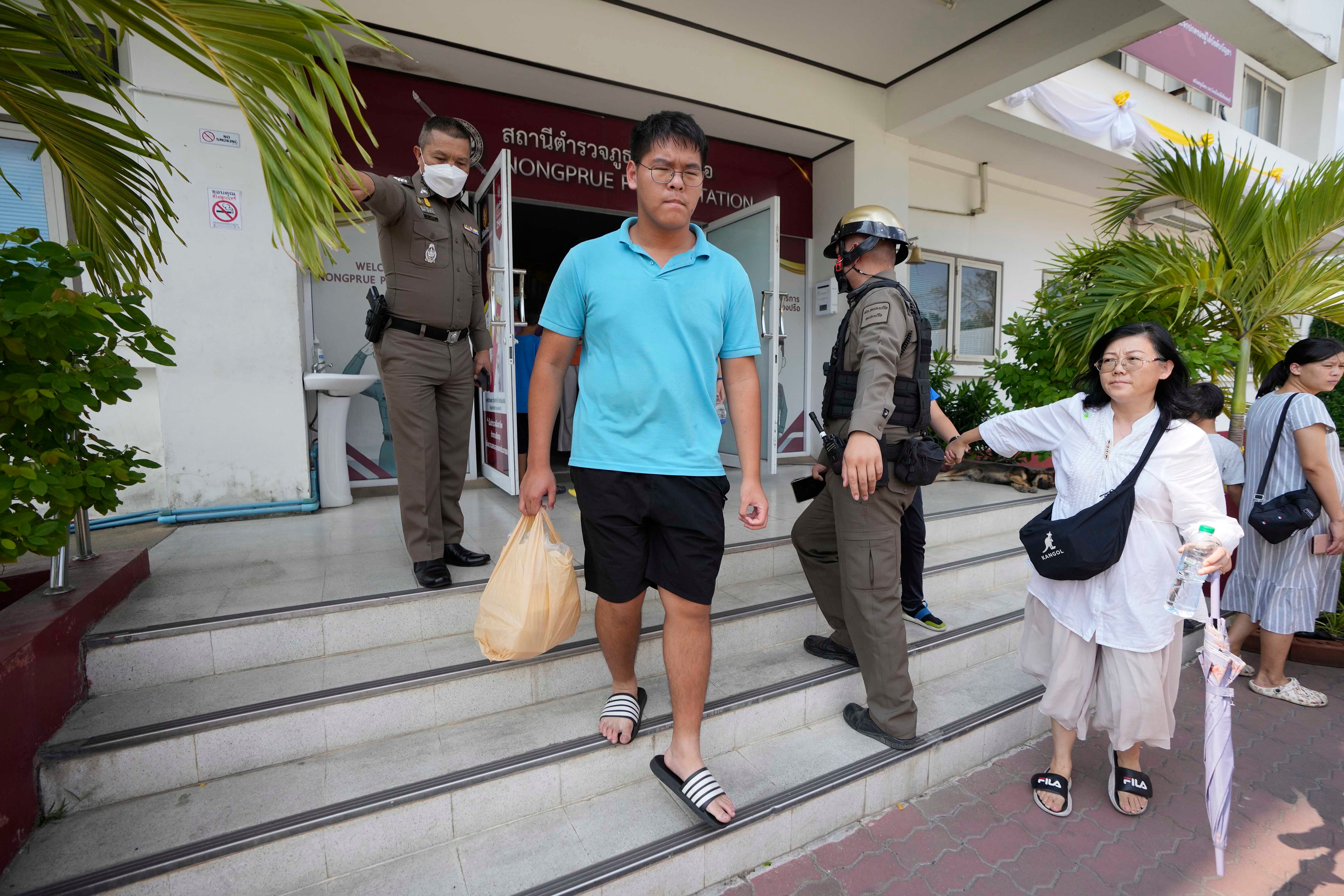 Des chrétiens chinois – membres de l'Église réformée de Shenzhen, également connue sous le nom d'église Mayflower – quittaient le poste de police de Nongprue, au sud de Bangkok, afin de se rendre au tribunal provincial de Pattaya, en Thaïlande, le 31 mars 2023.