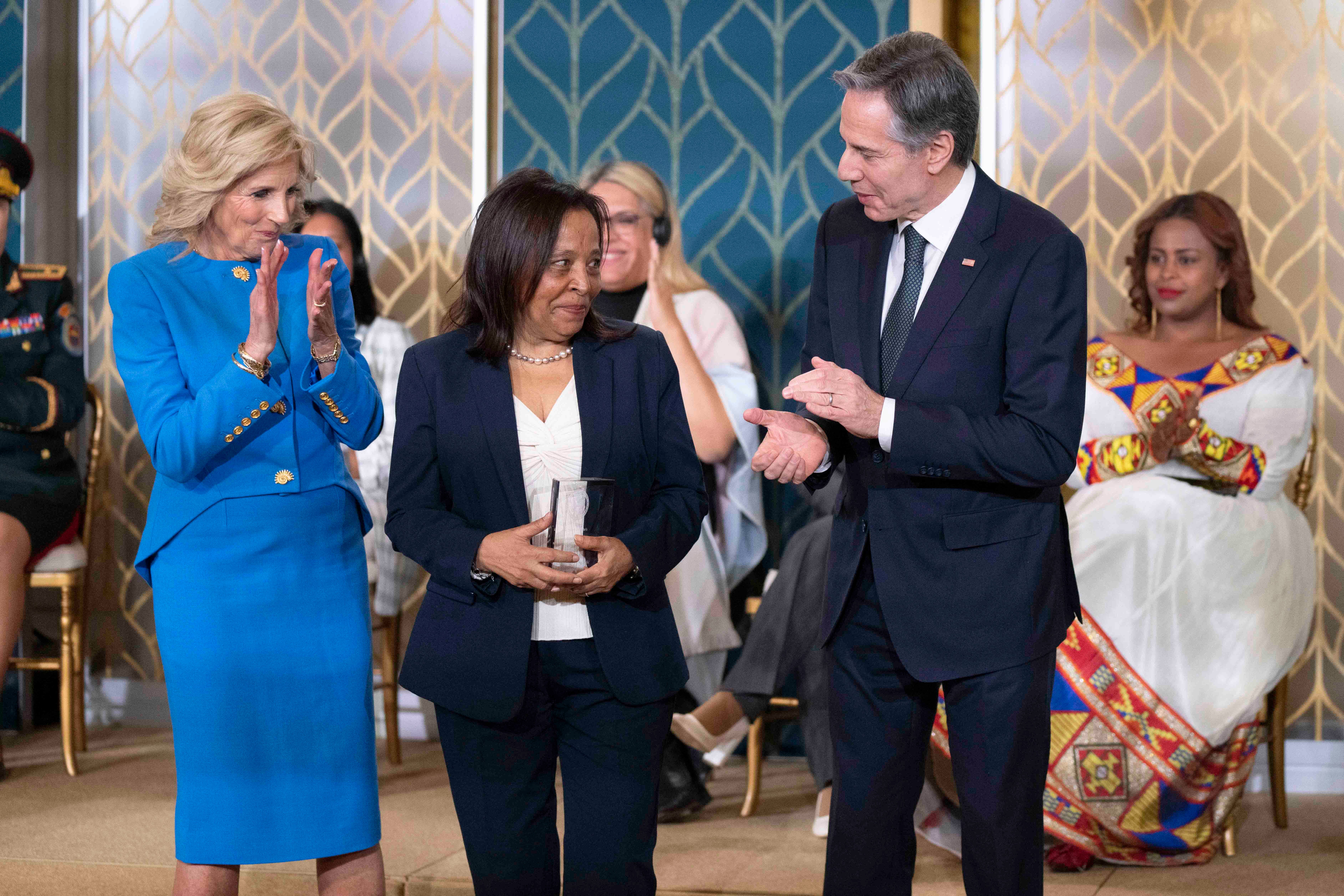 Danièle Darlan, de la République centrafricaine, reçoit Prix international de la femme de courage des mains du secrétaire d'État américain, Antony Blinken, et de la première dame des États-Unis, Jill Biden, lors d'une cérémonie dans la salle Est de la Maison Blanche, à Washington D.C., le 8 mars 2023.