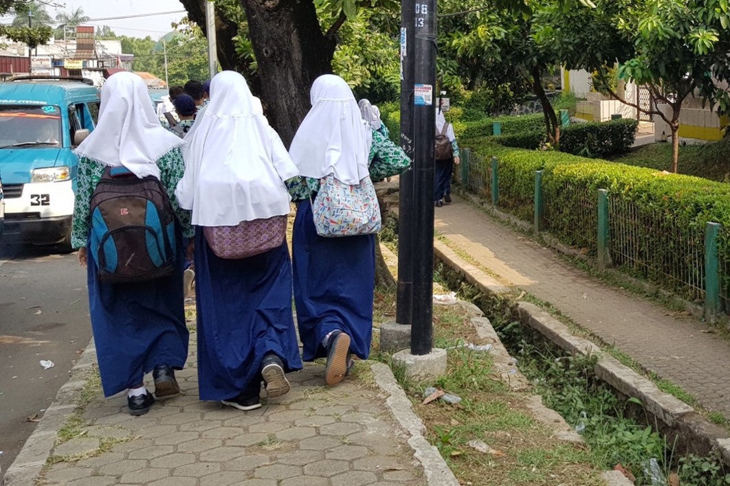 Di Cibinong, Jawa Barat, sebuah sekolah negeri mewajibkan siswi pakai rok panjang, baju lengan panjang dan hijab.