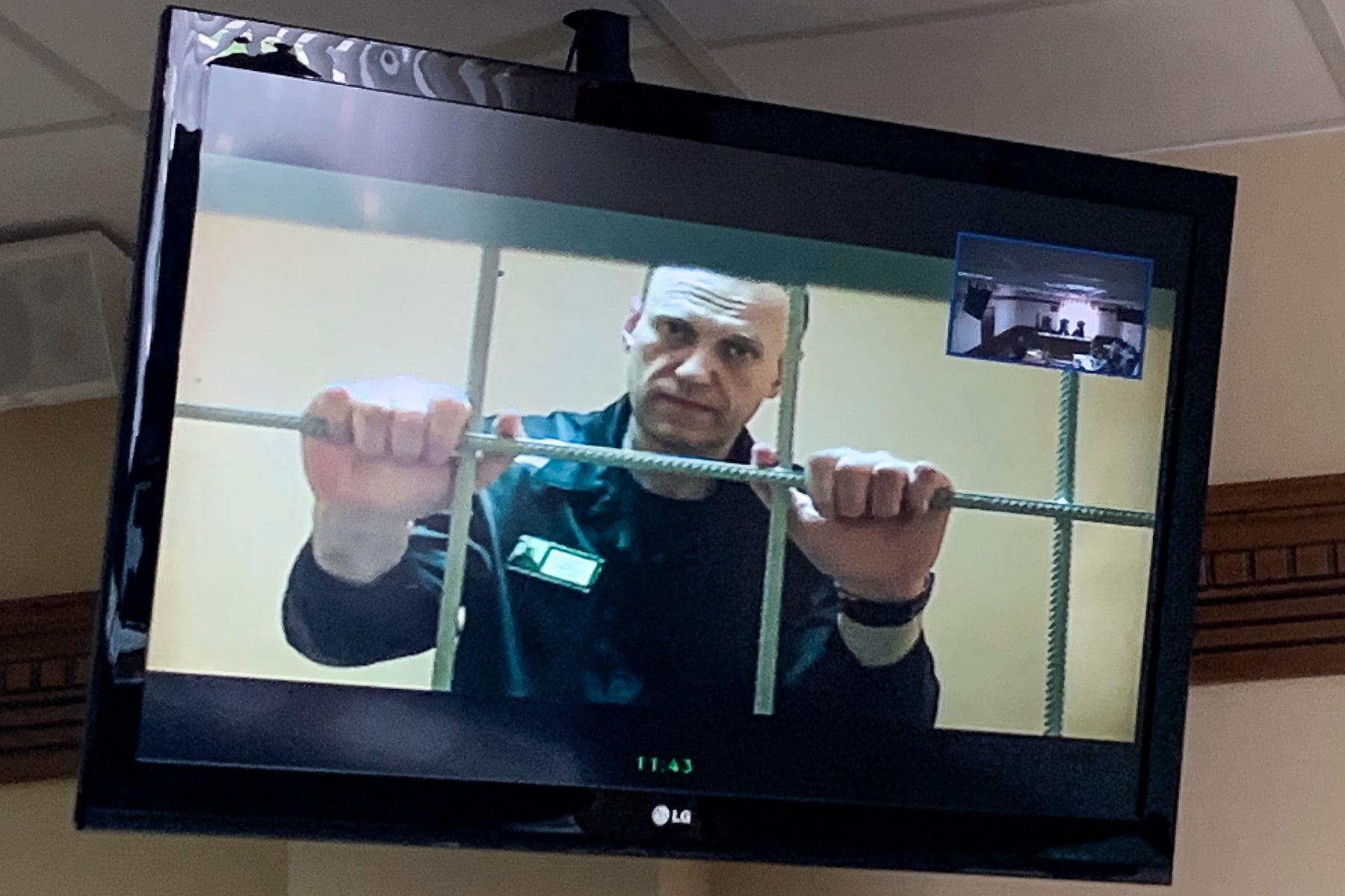 Российский оппозиционер Алексей Навальный в тюрьме по видеосвязи, предоставленной Федеральной службой исполнения наказаний России и транслируемой в зале суда во Владимире, Россия, 7 июня 2022 года. 