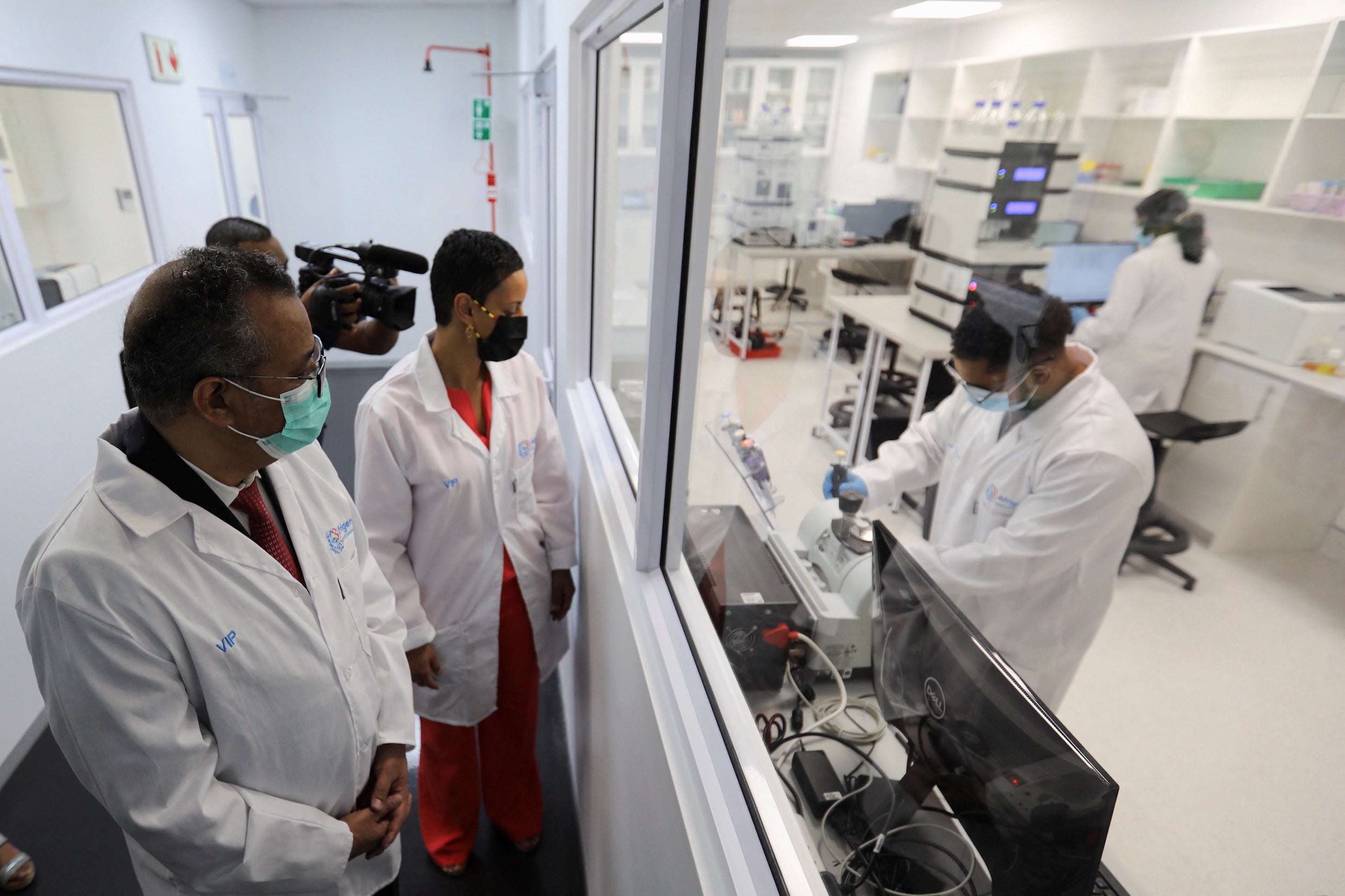 El director general de la Organización Mundial de la Salud, Tedros Adhanom Ghebreyesus, y la ministra belga de Cooperación al Desarrollo, Meryame Kitir, visitan un centro de vacunas de ARNm respaldado por la OMS, en Ciudad del Cabo, Sudáfrica. 11 de febrero de 2022.