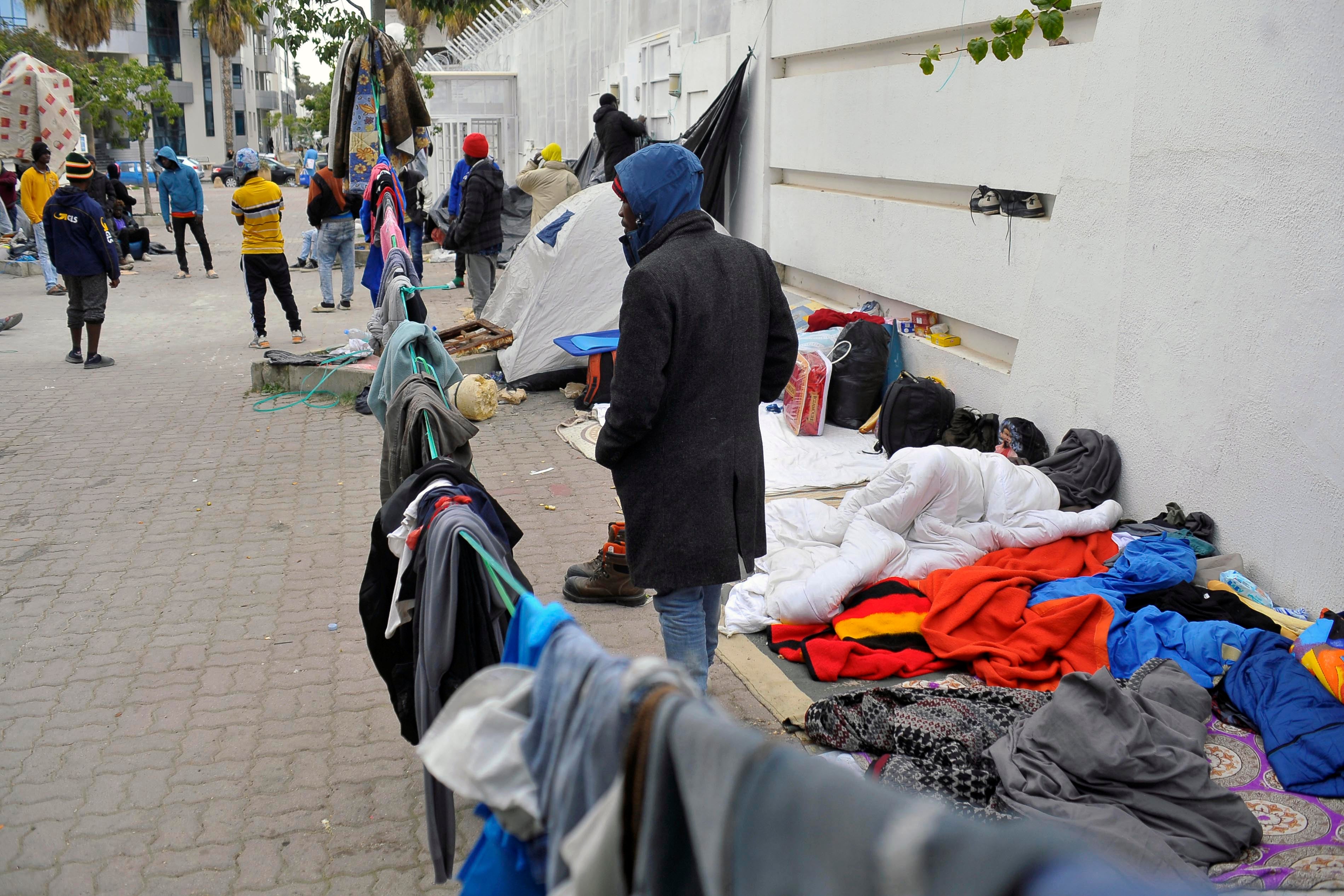 Un campement de migrants noirs africains dans une rue de Tunis, en Tunisie. Un grand nombre d’entre eux sont à la recherche d’un abri et de protection face aux attaques les visant. 2 mars 2023.