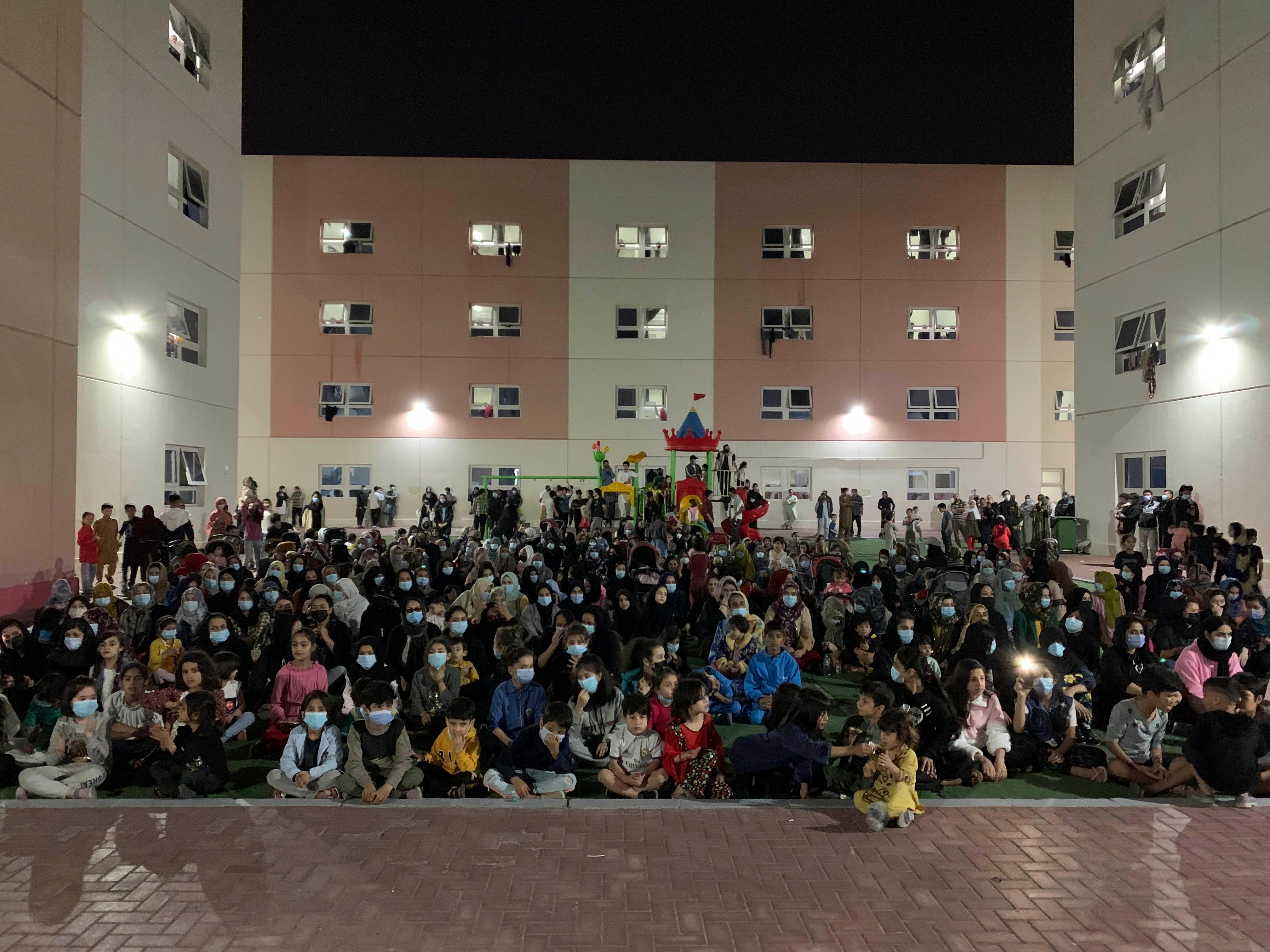 أفغان يتجمّعون في مخيم للاجئين الأفغان في العاصمة الإماراتية أبو ظبي احتجاجا على عدم نقلهم إلى الولايات المتحدة، 13 فبراير/شباط 2022.