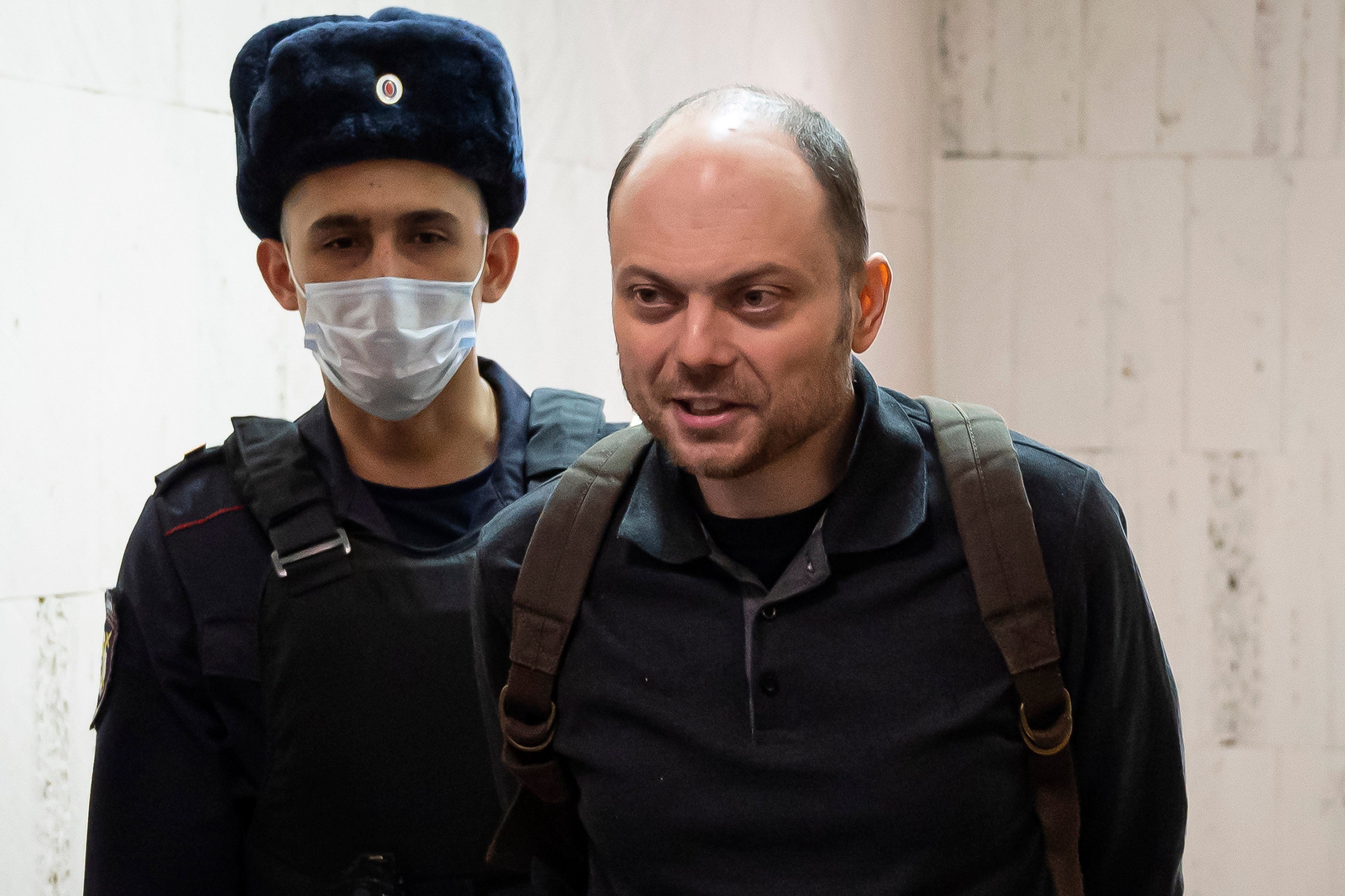 L’opposant russe Vladimir Kara-Murza est escorté à une audience devant un tribunal de Moscou, le 8 février 2023. 