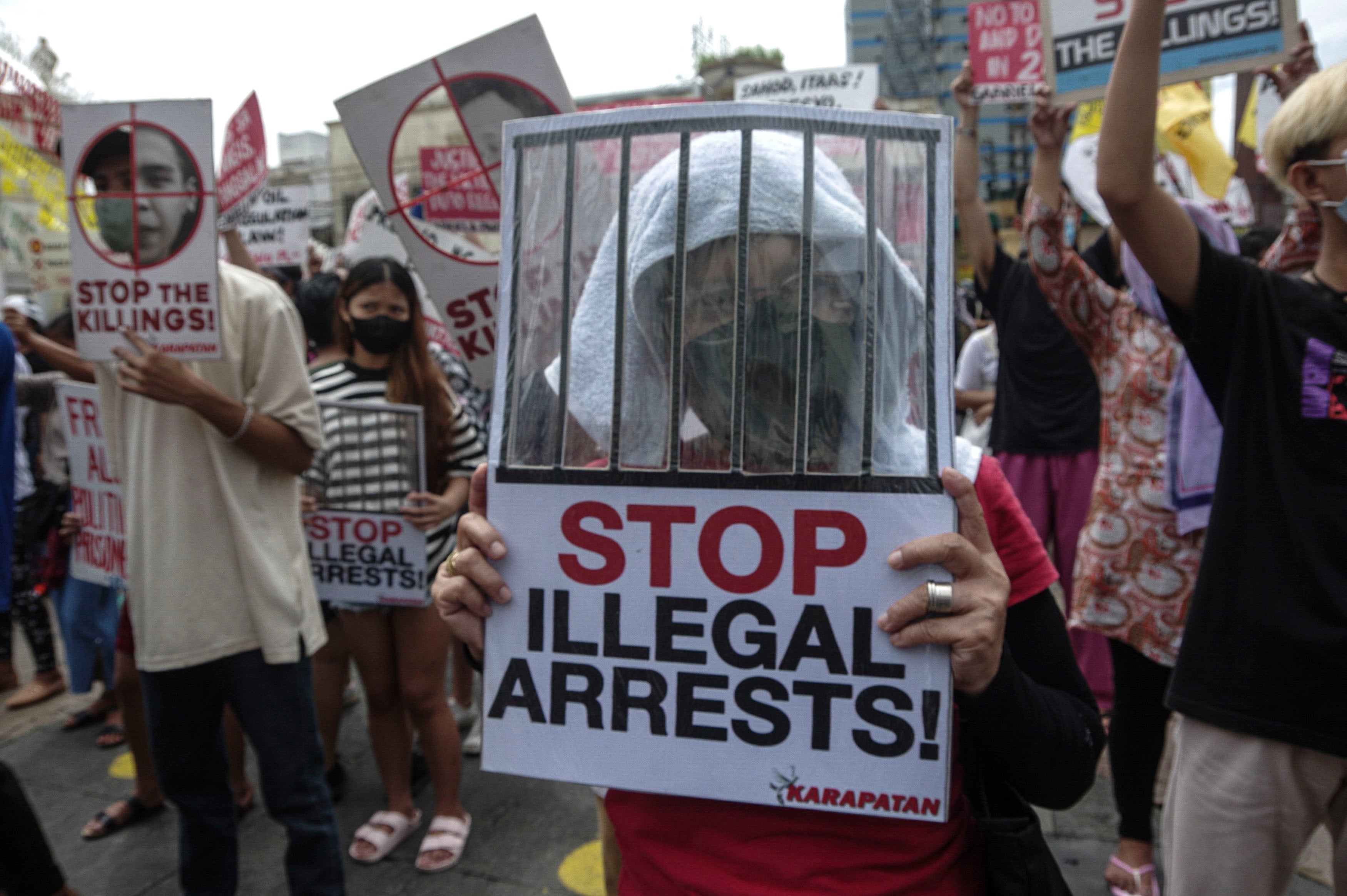 Beberapa kelompok aktivis menggelar aksi protes di Plaza Miranda Manila saat pelantikan Ferdinand Marcos Jr. sebagai Presiden Filipina, 30 Juni 2022. 