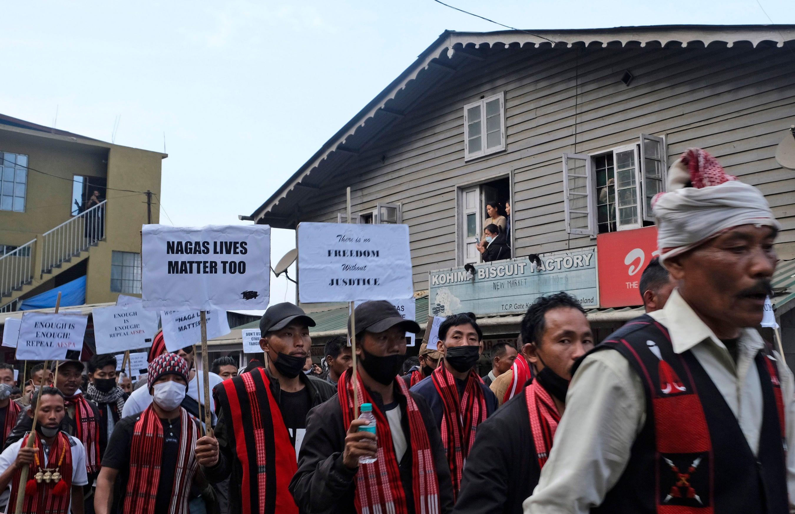 Des membres de l’ethnie Naga participaient à une marche de 70 kilomètres et tenaient des placards demandant l'abrogation de la loi sur les pouvoirs spéciaux des forces armées (AFSPA) à Kohima, dans l’État de Nagaland, en Inde, le 11 janvier 2022. 