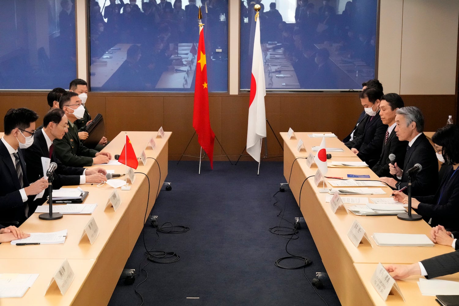 日本外务审议官山田重夫（右二）与中国外交部副部长孙卫东（左二）代表两国出席日中安全对话，日本东京外务省，2023年2月22日。