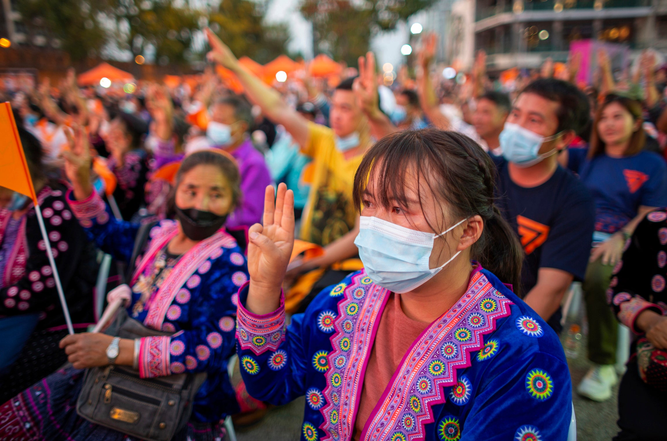 少數民族女性在爭取民主集會上舉起三指手勢，泰國清邁，2023年2月。