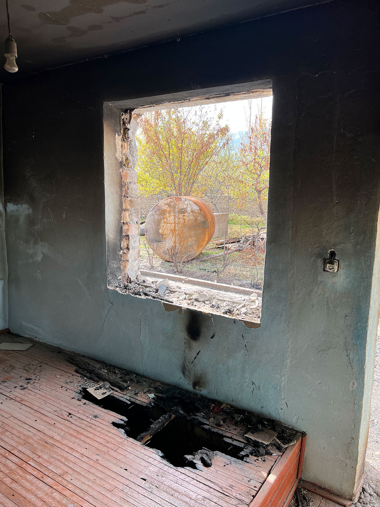 Следы очага возгорания в одном из домов в селении Ак-Сай. Кыргызстан. © 2022 Jean-Baptiste Gallopin/Human Rights Watch