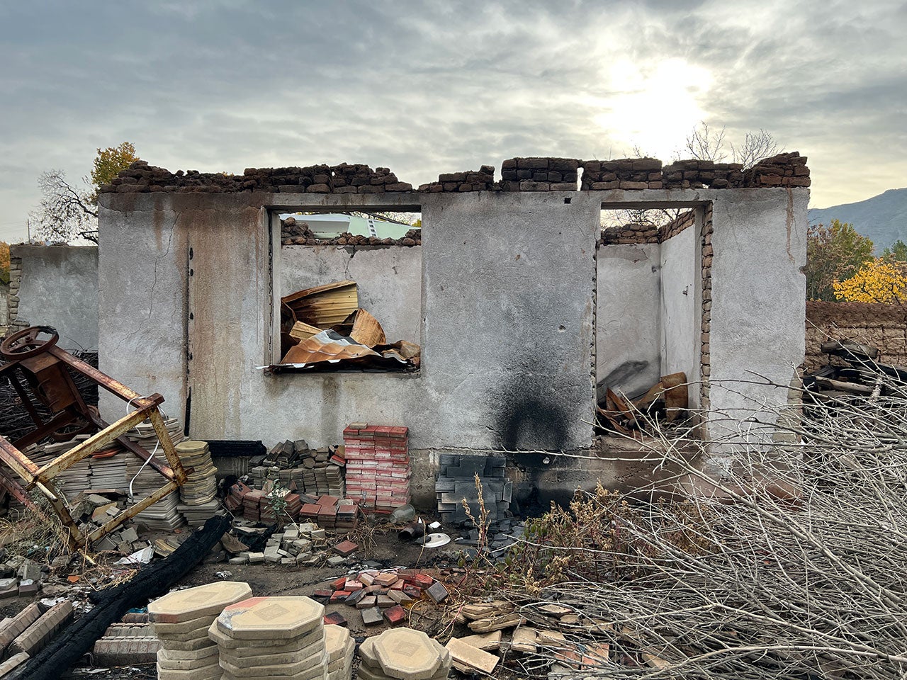Выгоревшая постройка в селении Достук Баткенского района Кыргызстана. Это селение было полностью сожжено 16 сентября 2022 г., когда находилось под кратковременным контролем таджикистанских сил. © 2022 Jean-Baptiste Gallopin/Human Rights Watch