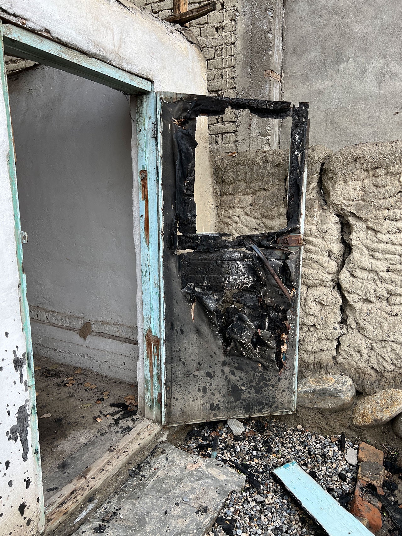 Поврежденный огнем уличный туалет в селении Достук Баткенского района Кыргызстана. Это селение было полностью сожжено 16 сентября 2022 г., когда находилось под кратковременным контролем таджикистанских сил. © 2022 Jean-Baptiste Gallopin/Human Rights Watch