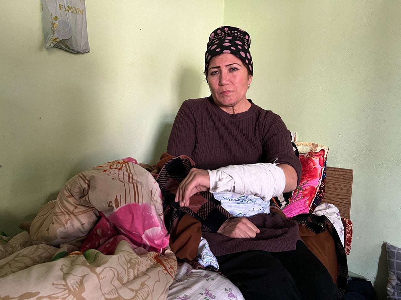 В результате артобстрела своего дома 16 сентября 2022 года Мунаввар Косимова, 54 года, была тяжело ранена, а ее 83-летняя мать погибла. Таджикистан © 2022 Jean-Baptiste Gallopin/Human Rights Watch