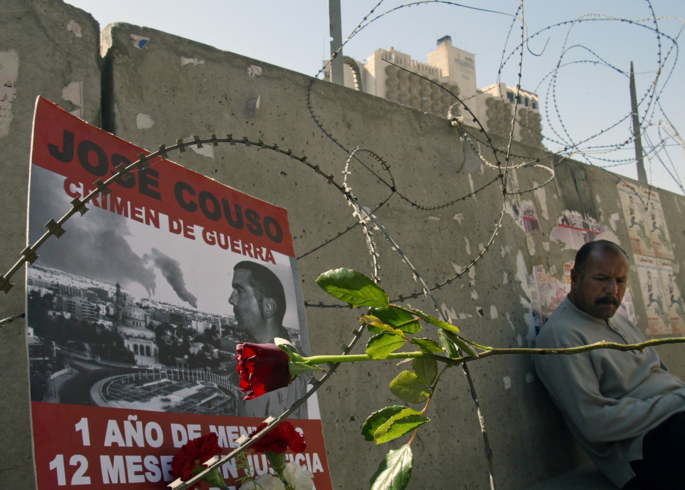 Sebuah poster untuk mengenang Jose Couso, juru kamera televisi Spanyol yang terbunuh oleh peluru tank Amerika Serikat yang menghantam Palestine Hotel di Baghdad, diletakkan di sebuah barikade di luar gedung, 8 April 2004.