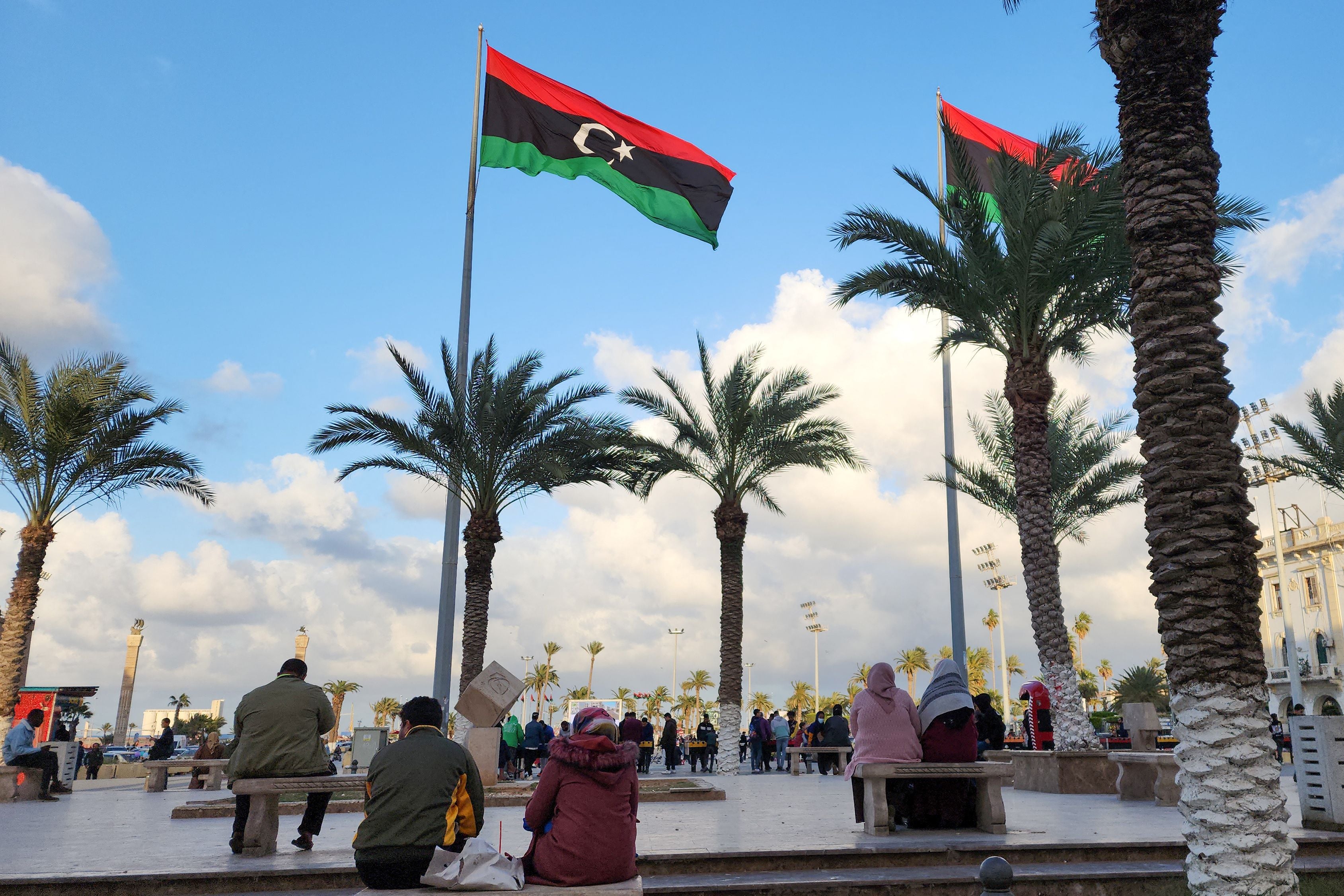 أشخاص يتجمعون في ميدان الشهداء في وسط العاصمة الليبية طرابلس، في 11 يناير/كانون الثاني 2023.