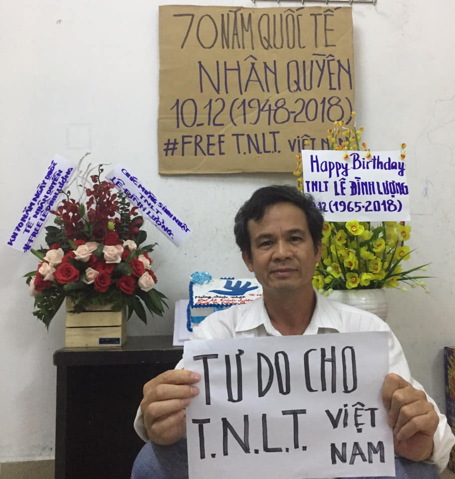 Trần Văn Bang cầm biểu ngữ “Tự do cho tù nhân lương tâm Việt Nam” nhân dịp kỷ niệm 70 năm Quốc tế Nhân quyền, ngày 10 tháng Mười hai năm 2018.