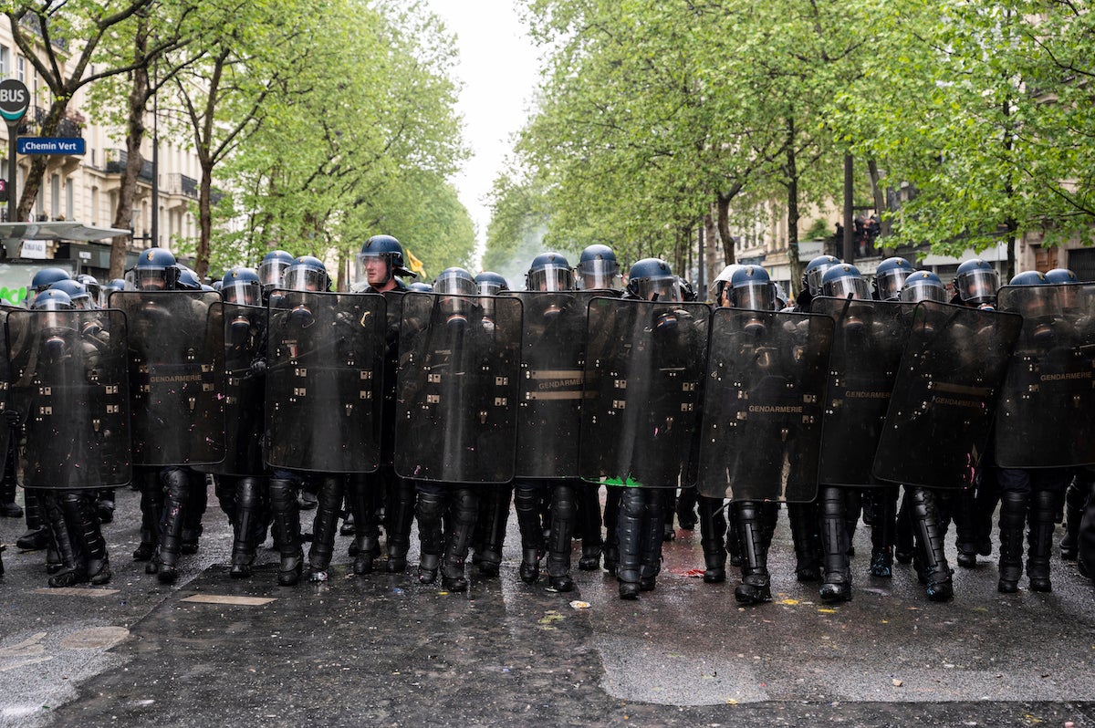 La police anti-émeute de la Gendarmerie mobile avance en ligne alors que des milliers de manifestants participent à la traditionnelle manifestation du 1er mai, à Paris, France.