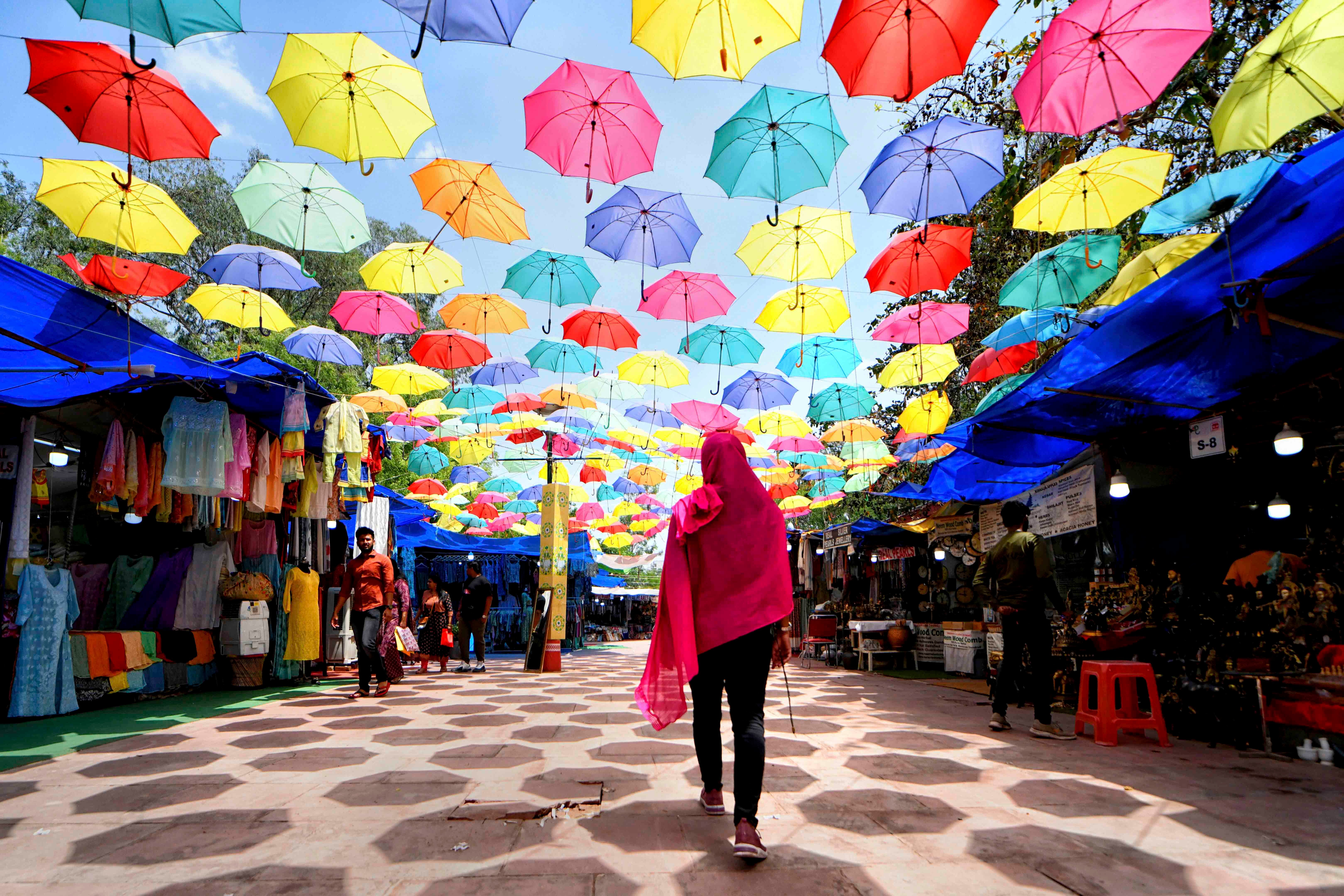 Des parapluies de diverses couleurs étaient suspendus au-dessus du marché à ciel ouvert de Dilli Haat, à New Delhi, en Inde, le 21 avril 2023.
