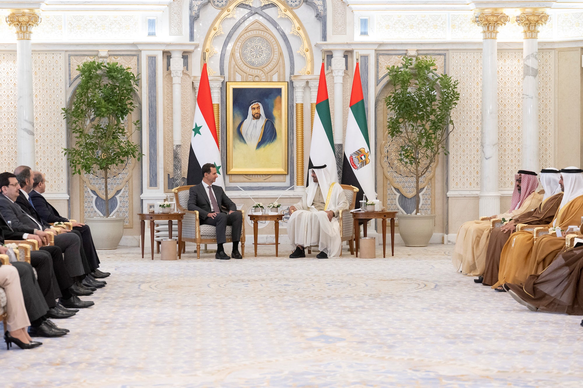 Le président syrien Bachar al-Assad (à gauche) discutait avec le cheikh Mohammed ben Zayed Al Nahyan, président des Émirats arabes unis, lors d'une rencontre tenu au Palais Qasr Al Watan à Abou Dhabi, le 19 mars 2023.