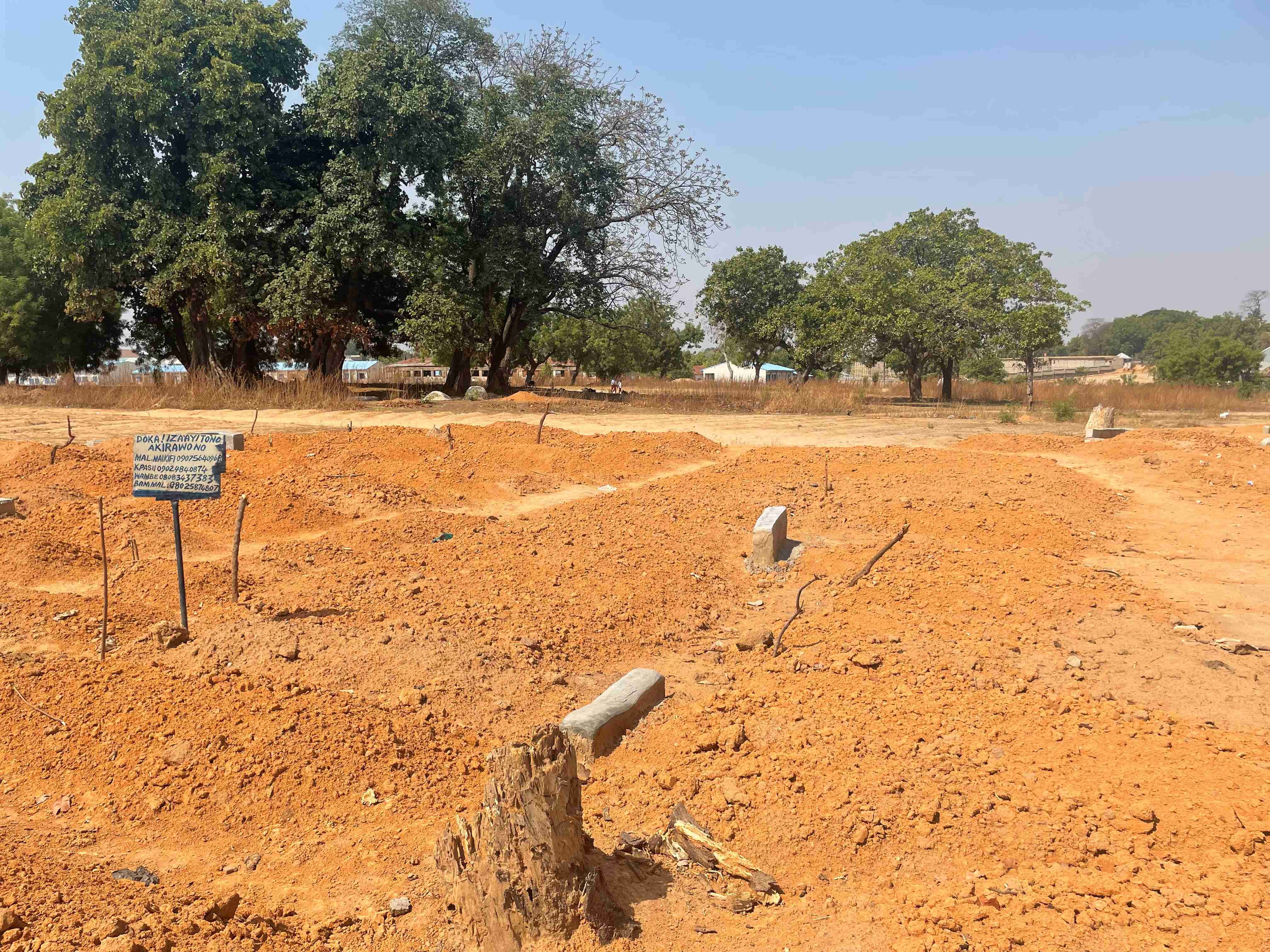 Fosse commune à Doma LGA, dans l'État de Nasarawa, au Nigeria, où sont enterrées 31 personnes décédées à la suite de la frappe aérienne. Photo prise le 14 mars 2023.