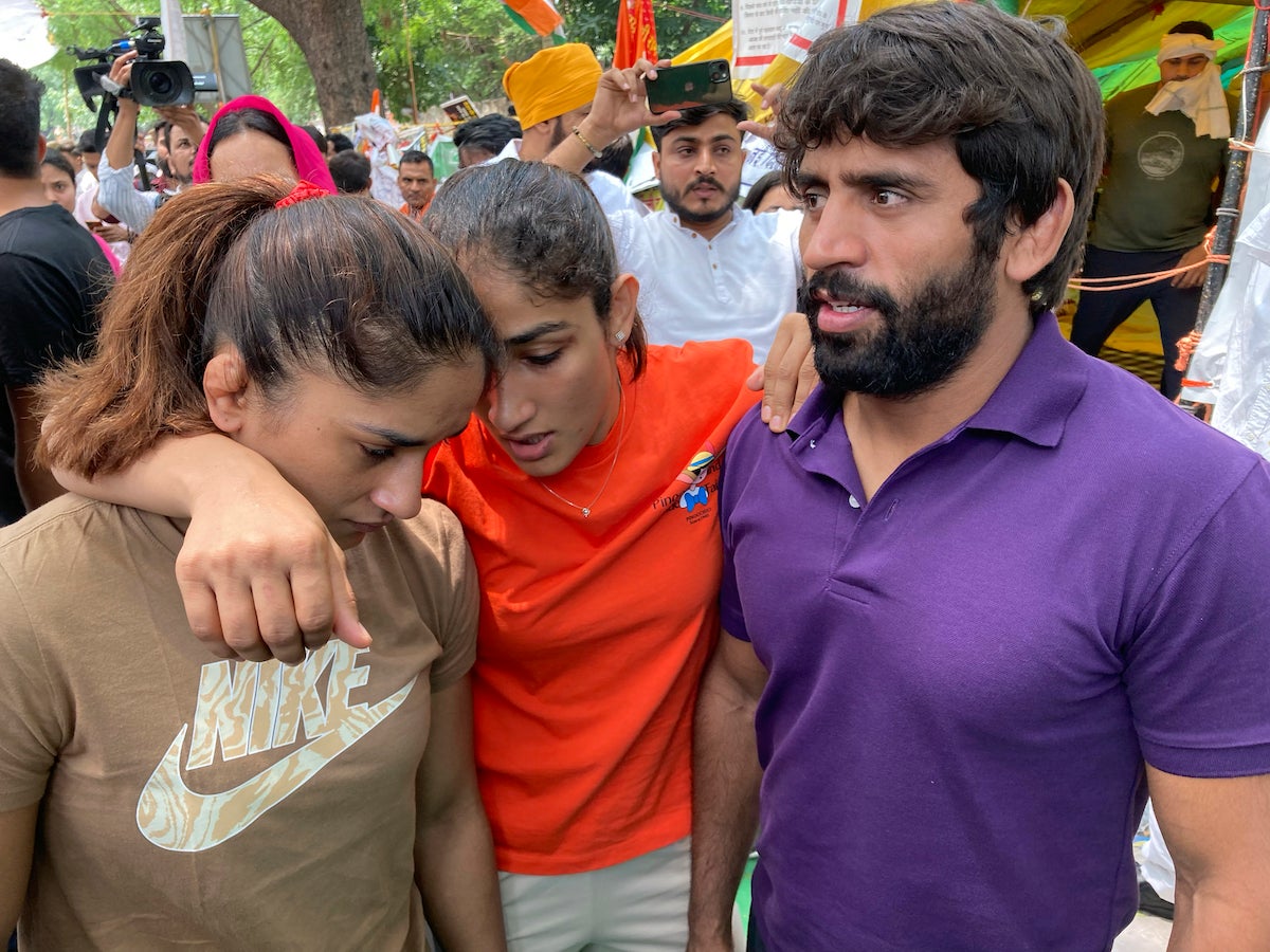 Les lutteuses indiennes Vinesh Phogat et Sangita Phogat , ainsi que le lutteur Bajrang Punia, photographiés avant d'entamer une marche de protestation vers le parlement à New Delhi, Inde, le 28 mai 2023.