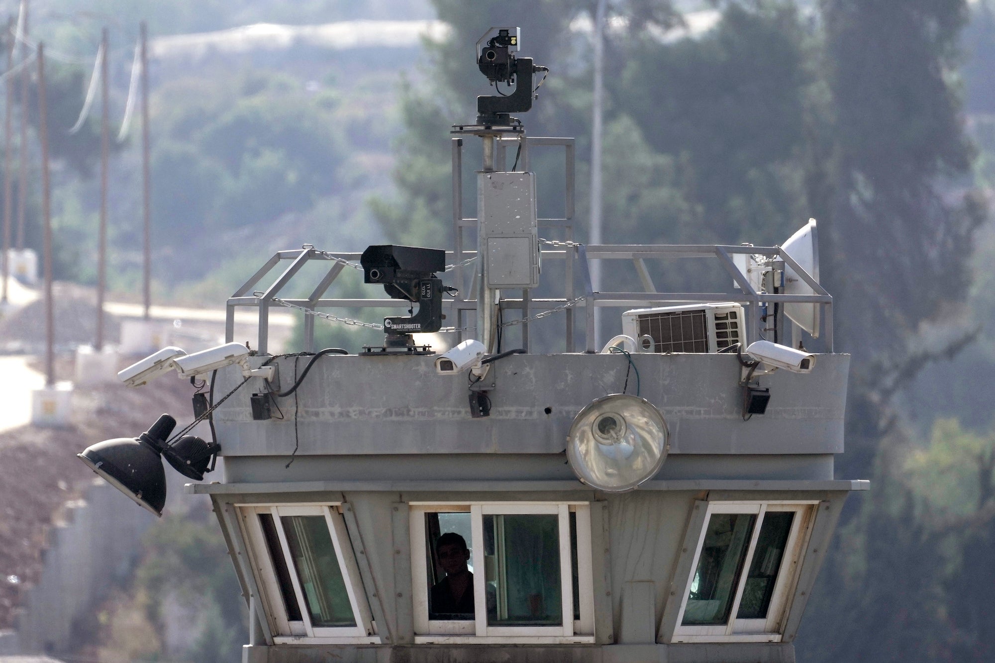 שני רובים מוצבים על מגדל שמירה לצד מצלמות מעקב המשקיפות על מחנה הפליטים אל-ערוב שבגדה המערבית הכבושה בידי ישראל, 6 באוקטובר 2022.