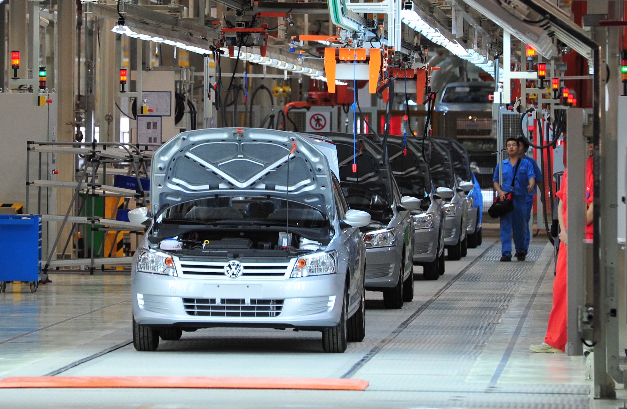 Cars pass through the assembly line at the Xinjiang auto plant of Shanghai Volkswagen in Urumqi, northwest Chinas Xinjiang Uyghur Autonomous Region, August 29, 2013.