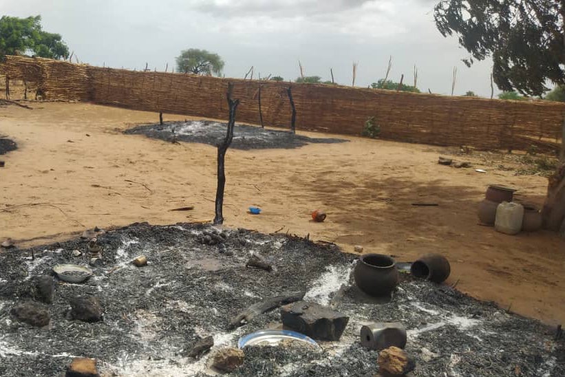 Restes calcinés d’habitations incendiées à Misterei (Darfour occidental) au Soudan, photographiés après l’attaque du 28 mai 2023. 
