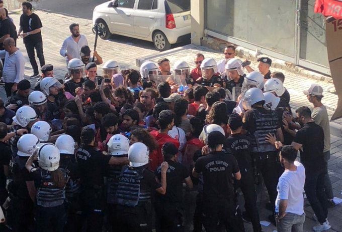İstanbul polisi, sekiz yıl önce Suruç intihar saldırısında ölen 33 sosyalist genci anmak amacıyla yapılan 20 Temmuz 2023 tarihli anma etkinliğine çağrıda bulunmak için bildiri dağıtan aktivistlerin çevresini sarıyor ve aktivistleri gözaltına alıyor. Kadıköy, Istanbul, 17 Temmuz 2023. 
