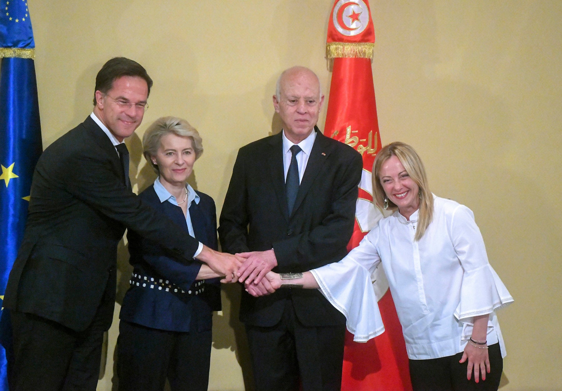 رئيس الوزراء الهولندي مارك روته (اليسار)، ورئيسة "المفوضية الأوروبية" أورسولا فون دير لاين، والرئيس التونسي قيس سعيّد (الوسط)، ورئيسة الوزراء الإيطالي جيورجيا ميلوني (اليمين) في القصر الرئاسي في قرطاج ، تونس، 16 يوليو/تموز 2023.