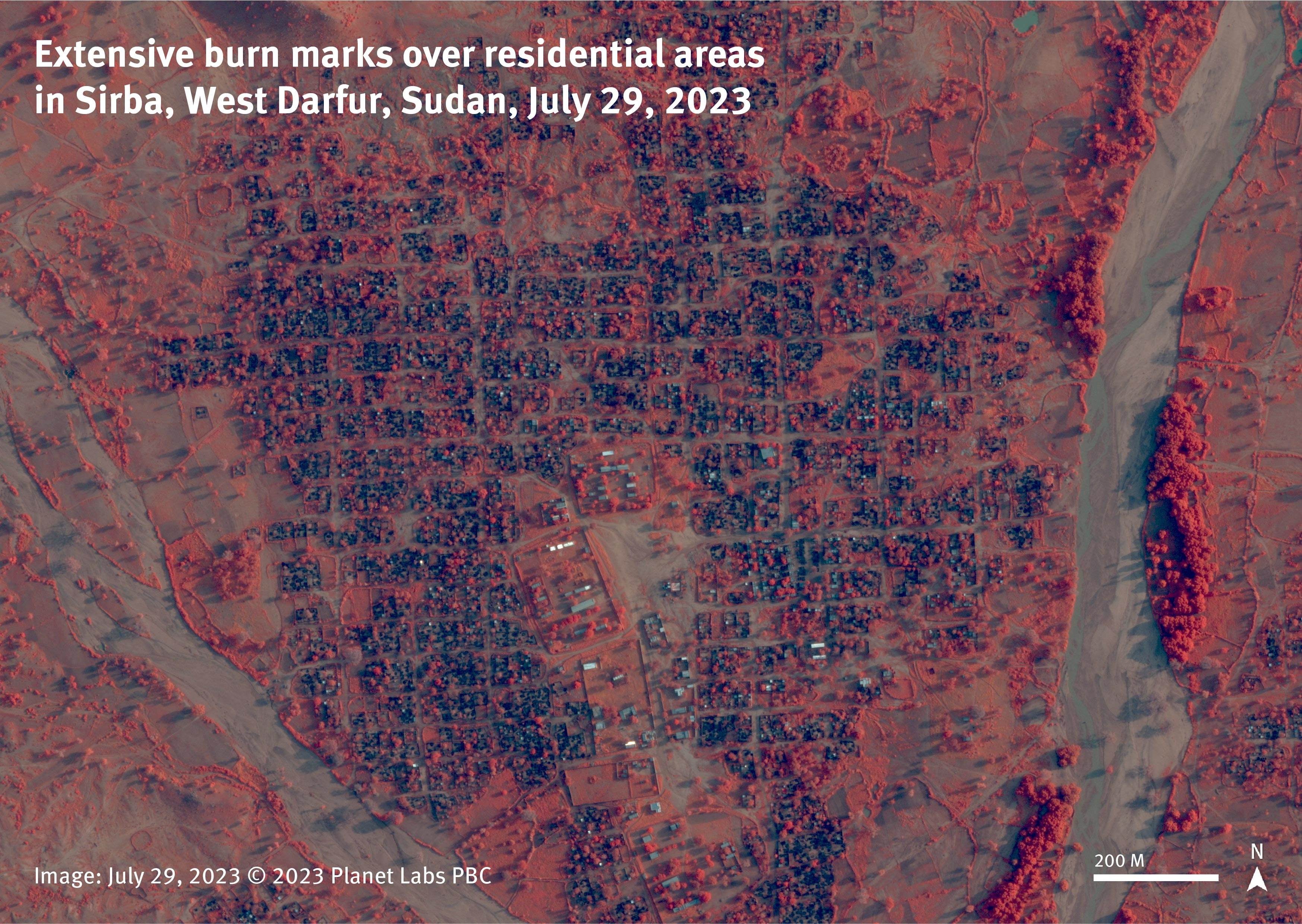 Signes d’incendies étendus dans des zones résidentielles de Sirba, Darfour occidental, Soudan, 29 juillet 2023. Image satellite du 29 juillet 2023, montrant des quartiers résidentiels de cette ville, touchés par les incendies. Sur les images infrarouges, la végétation apparaît en rouge et les zones brûlées apparaissent dans une couleur plus foncée. 