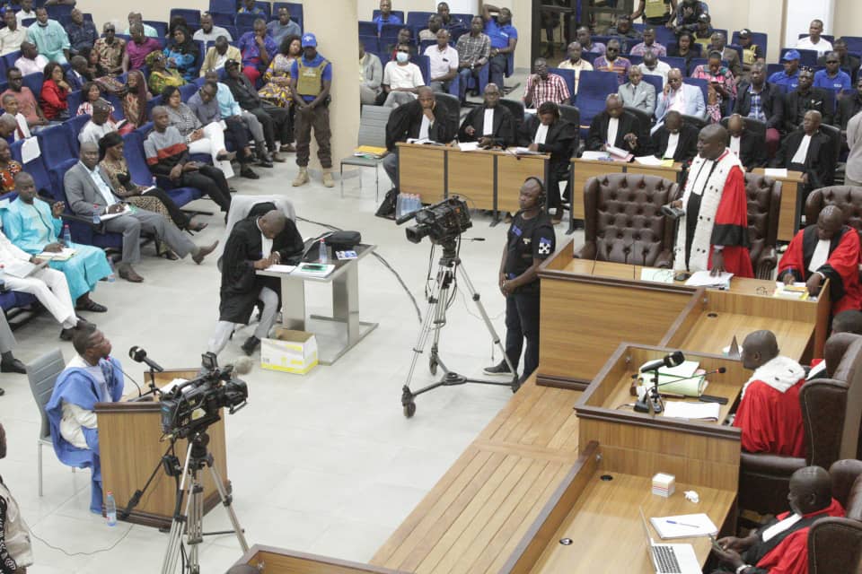L'ancien président guinéen Moussa Dadis Camara, l'un des onze hommes accusés d'avoir commis des crimes lors du massacre du stade guinéen en 2009, est entendu par des juges le 19 décembre 2022, dans le cadre d'un procès devant un tribunal national à Conakry, en Guinée.