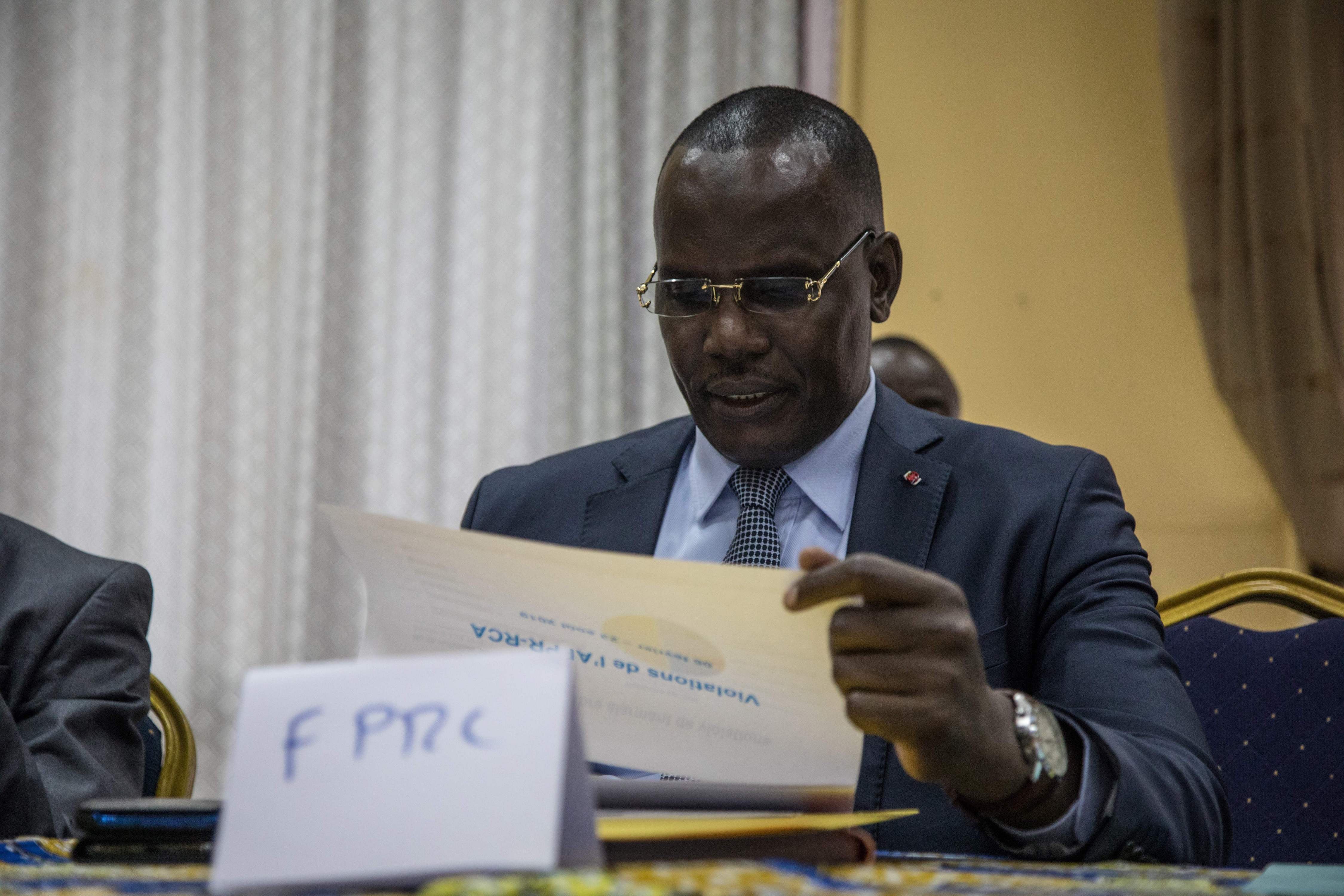 Abdoulaye Hissene, l'un des chefs du groupe armé FPRC (Front populaire pour la renaissance de la République centrafricaine), lit un rapport sur les violations des accords de Khartoum par les groupes armés, à Bangui, le 23 août 2019.  Ⓒ 2019 Florent Vergnes / AFP via Getty Images
