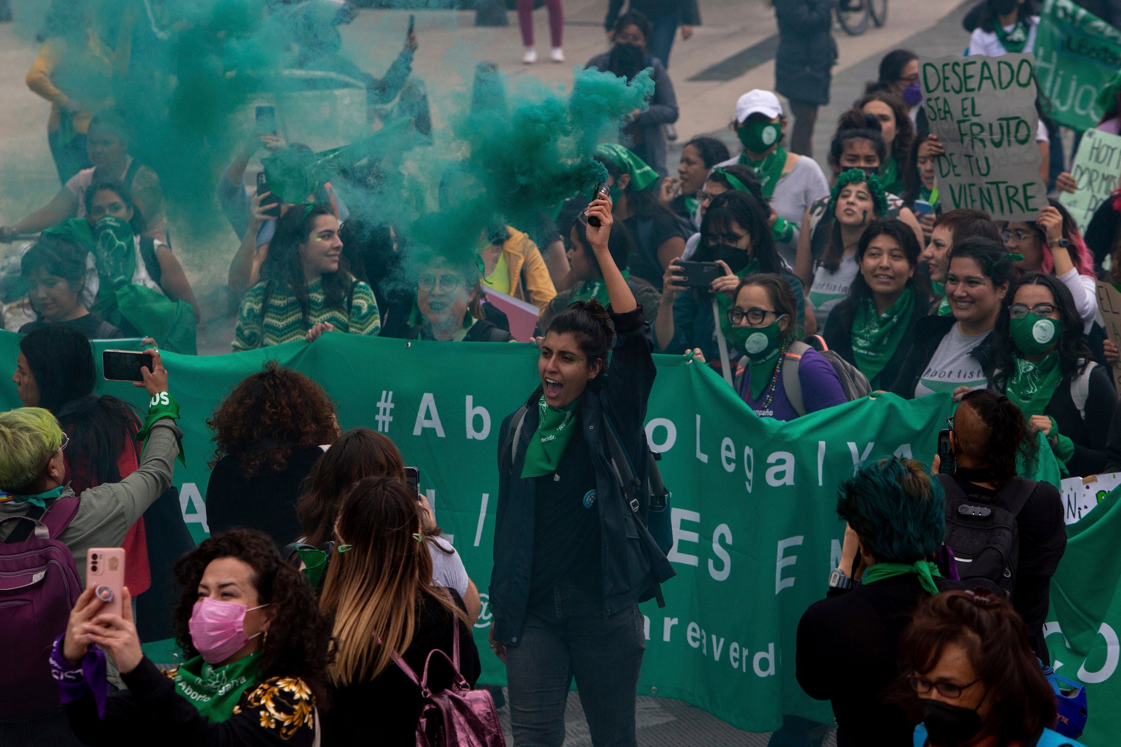  Mujeres de diversos colectivos feministas se manifiestan en el Zócalo de la Ciudad de México en el Día de Acción Global por el Acceso al Aborto Legal, Libre, Seguro y Gratuito, el 28 de septiembre de 2022. 