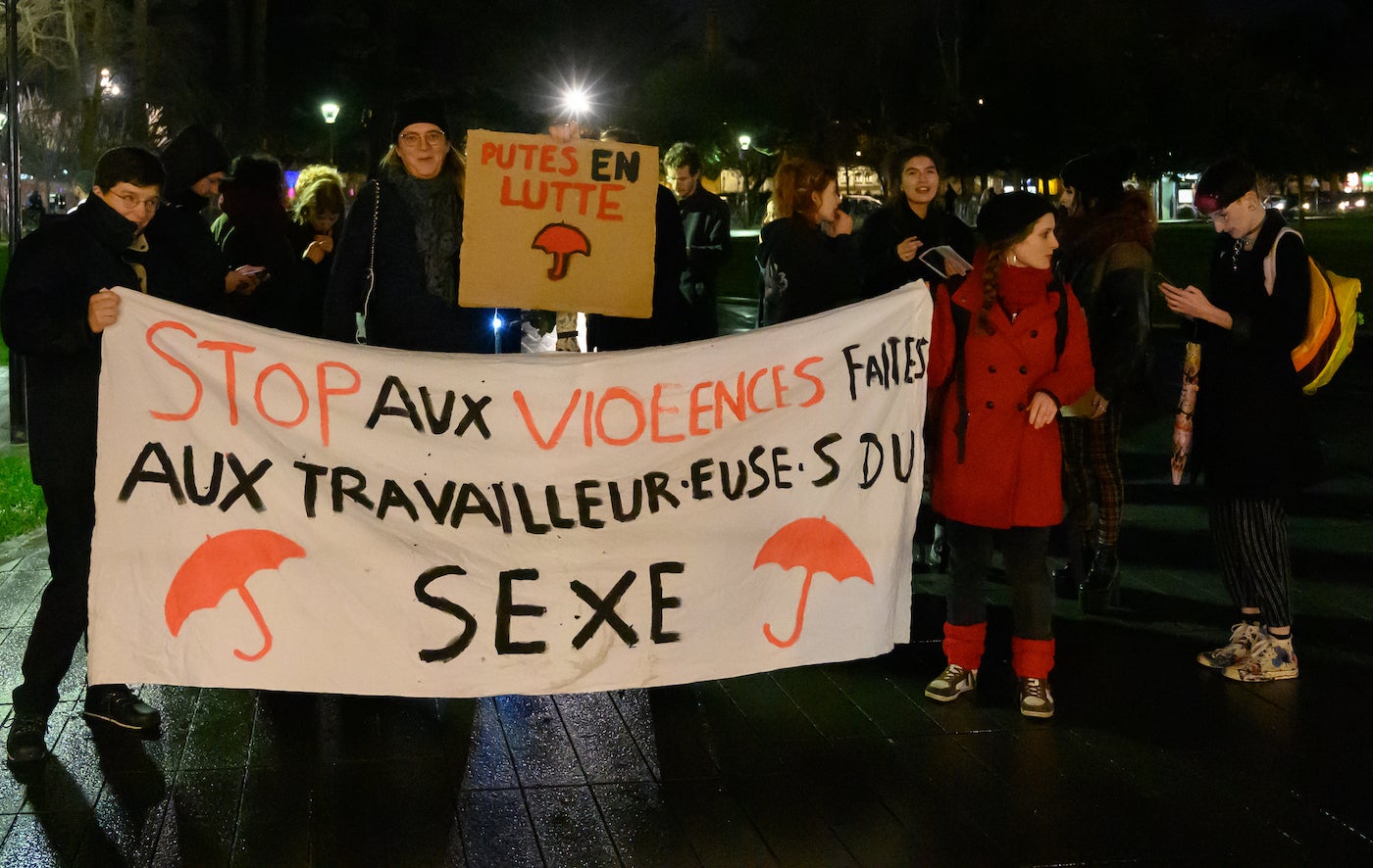 Un rassemblement de travailleuses du sexe et de personnes les soutenant, tenu à Nantes le 20 décembre 2019, à l’occasion de la Journée internationale contre les violences faites aux travailleuses du sexe. 