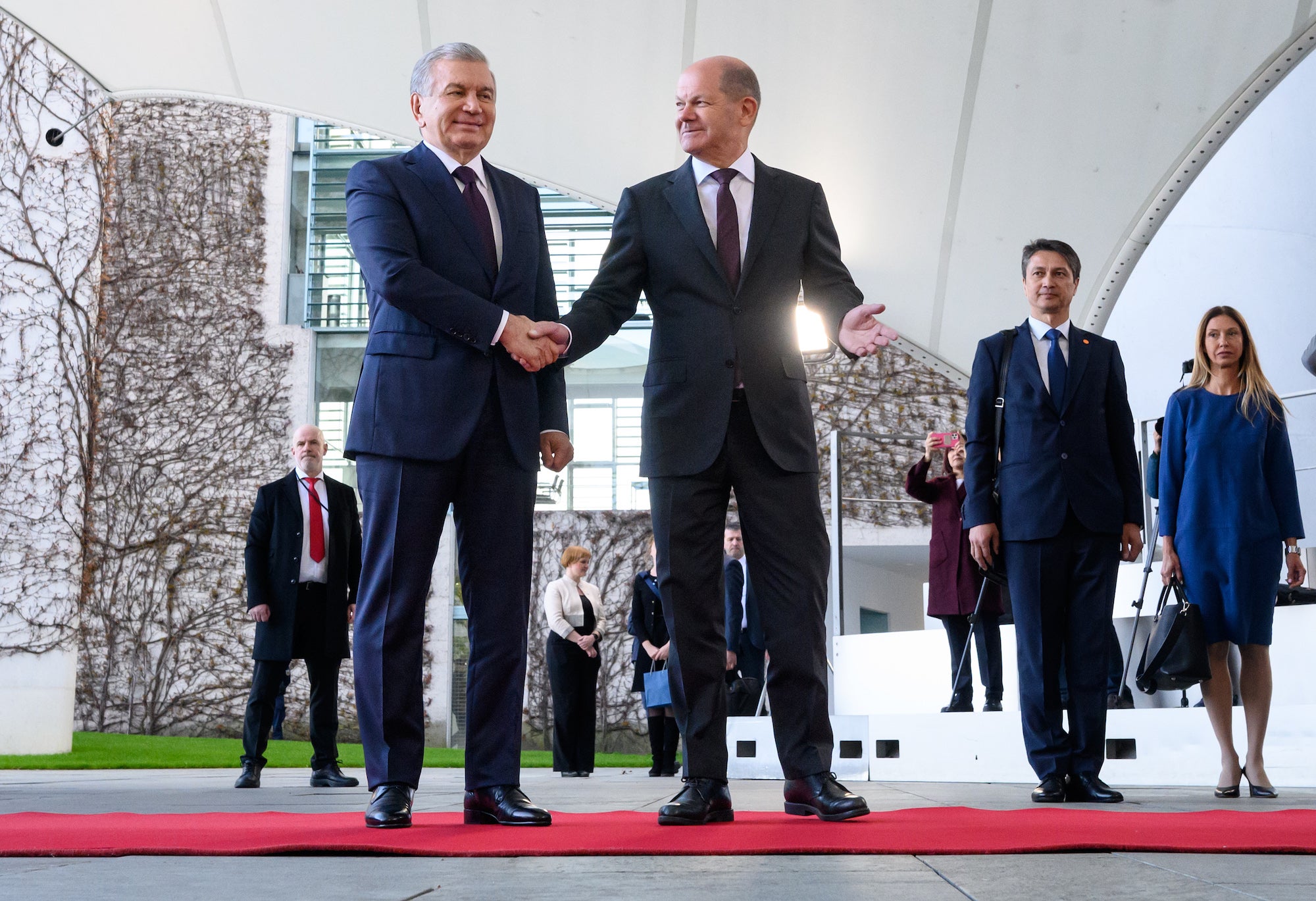 Bundeskanzler Olaf Scholz (r) begrüßt Shavkat Mirsiyoyev, Präsident von Usbekistan, vor dem Kanzleramt in Berlin, Deutschland, 2. Mai 2023. 