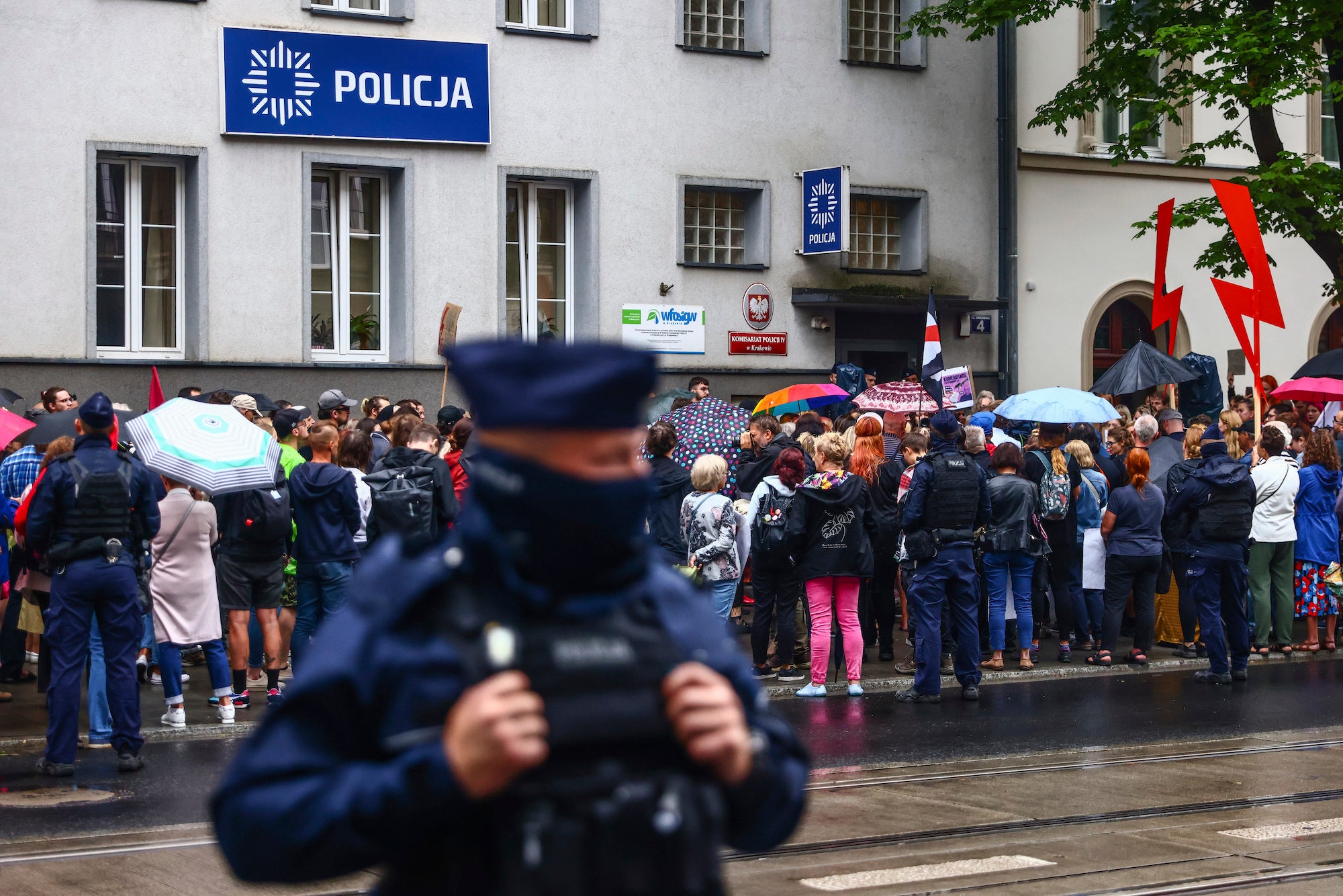 Des personnes manifestent devant un poste de police lors de la manifestation "Solidarité avec Joanna" à Cracovie, en Pologne, le 25 juillet 2023.