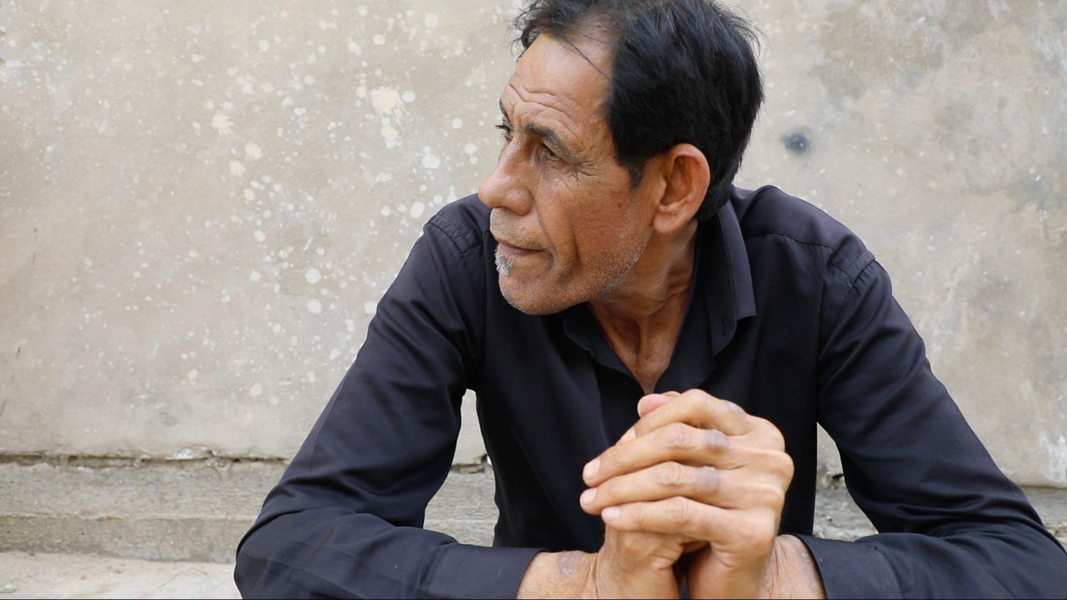 Taleb Al Majli, un Irakien qui a décrit avoir été torturé par les forces américaines lors de sa détention à la prison d'Abou Ghraib (novembre 2003 – mars 2005), photographié à son domicile de Bagdad en 2023. Les États-Unis ont fini par le libérer sans inculpation en mars 2003.